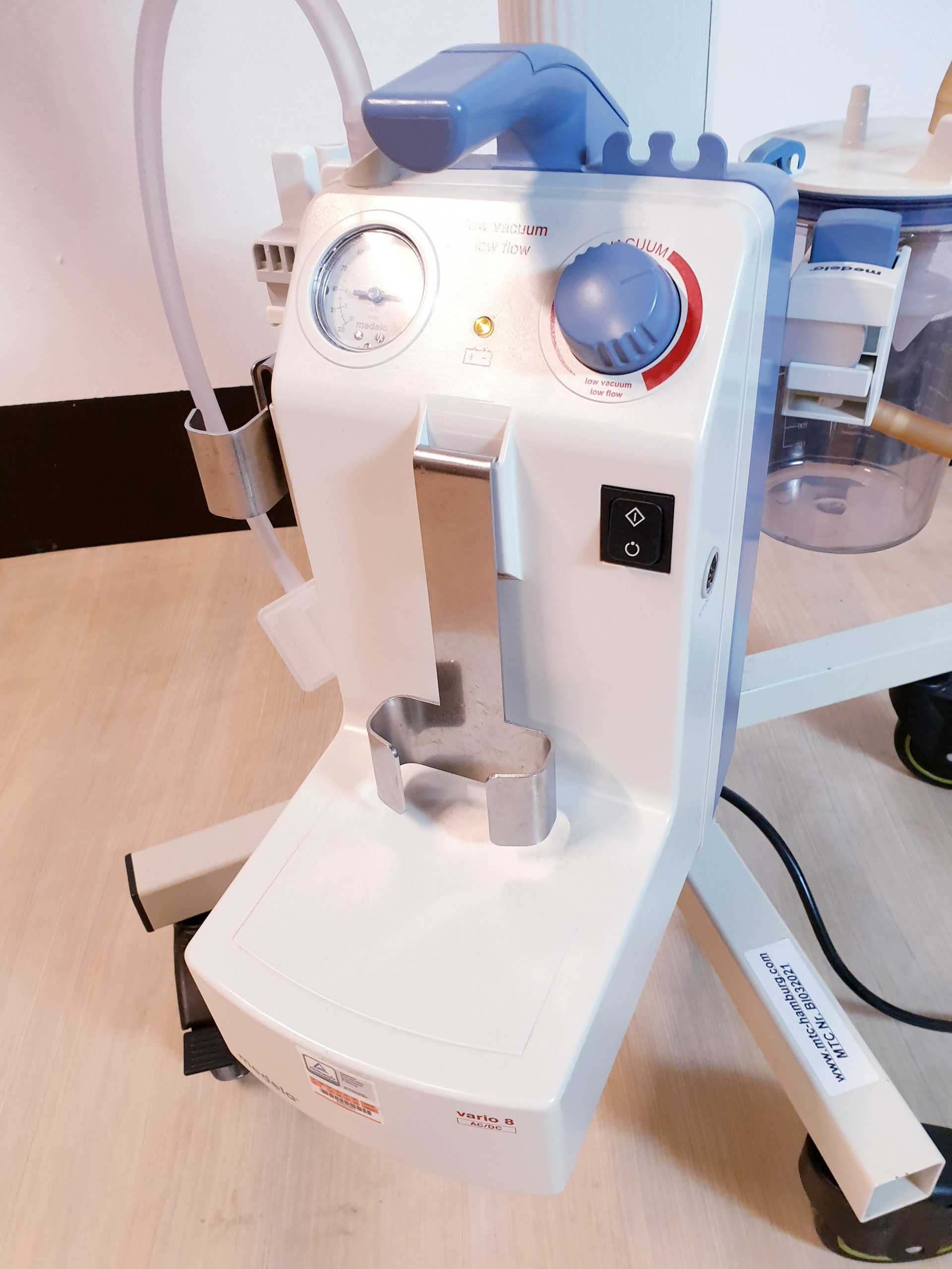 Medela Vario 8 Suction Pump Absaugpumpe Sekretsauger auf fahrbarem Gestell thumbnail 2