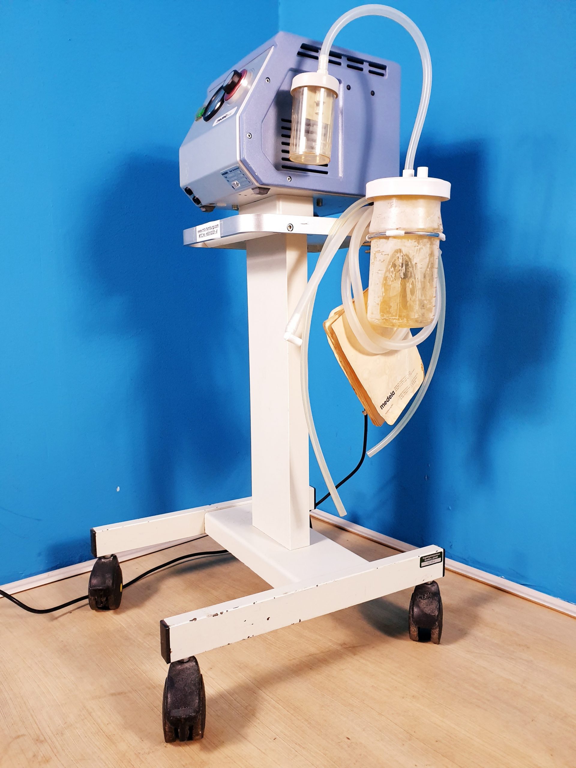 MEDELA 03612 Basic Suction Pump Aspirator – Absauger – Absaugung auf fahrbarem Gestell Fahrbar thumbnail 2