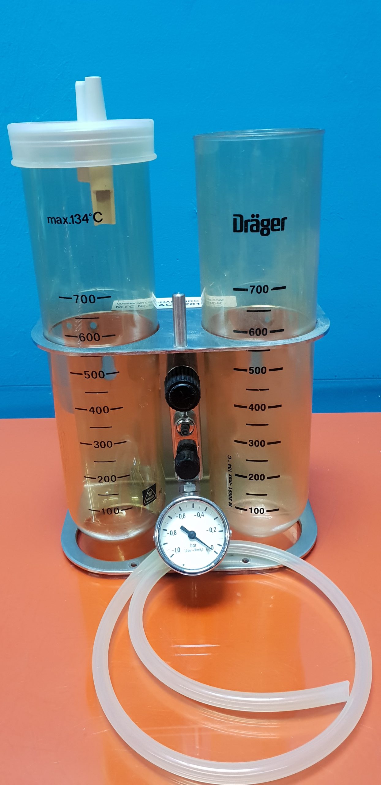 Dräger Absaugpumpe medizinische Pumpe mit 1 Sekretbehältern und Manometer — image 1 of 2