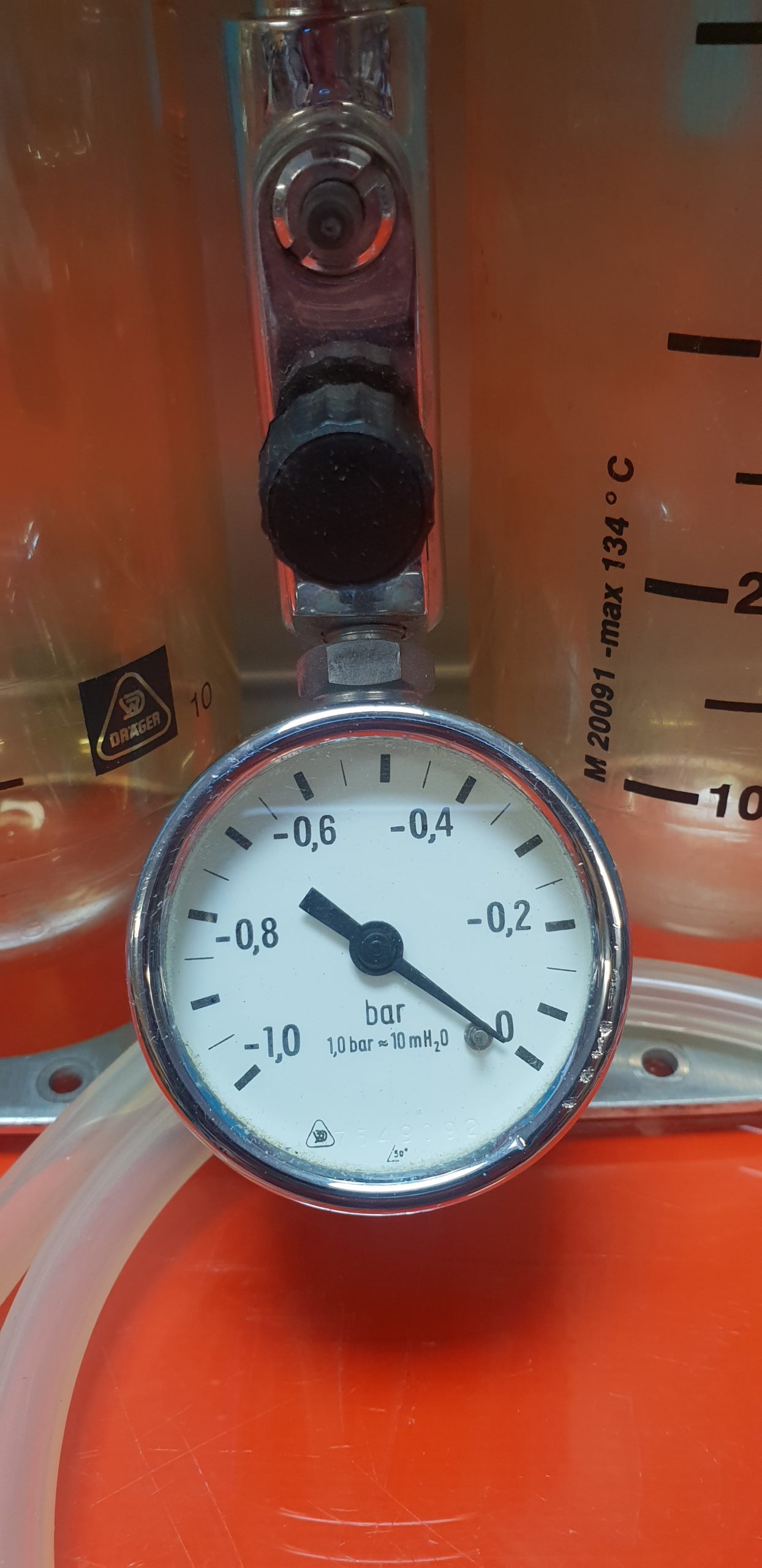 Dräger Absaugpumpe medizinische Pumpe mit 1 Sekretbehältern und Manometer thumbnail 2