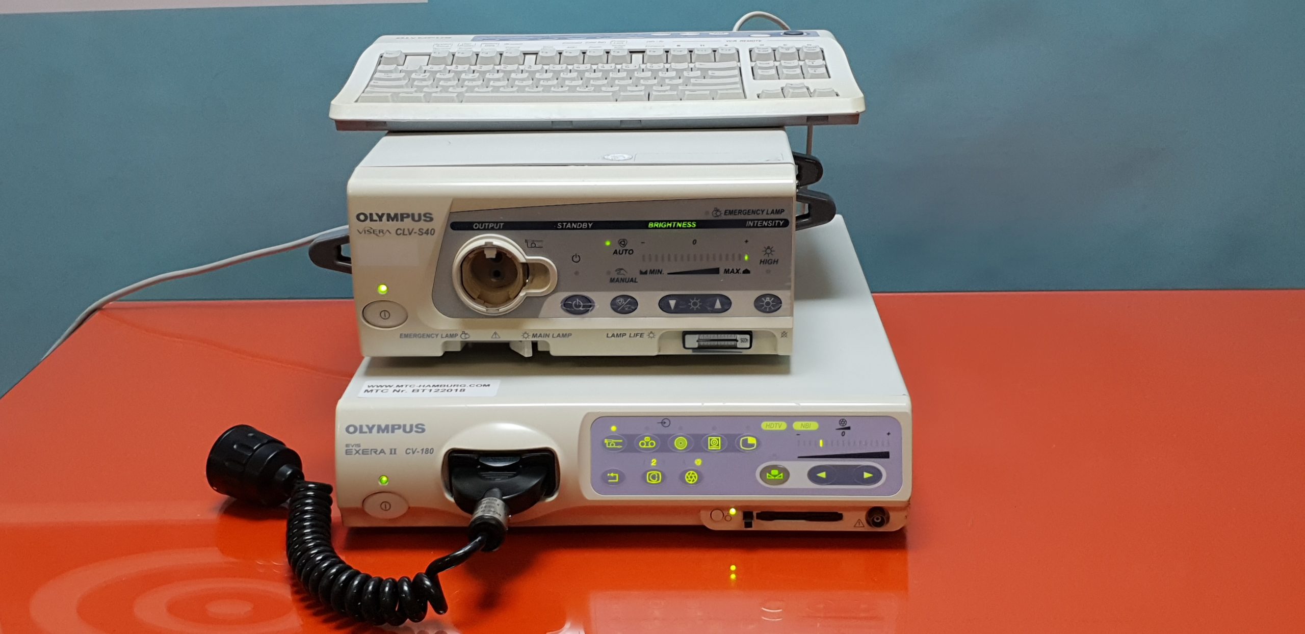 Olympus EXERA II CV-180 Video Processor mit Tastatur und MAJ-1430 Pigtail + CLV-S40 Lichtquelle — image 1 of 2