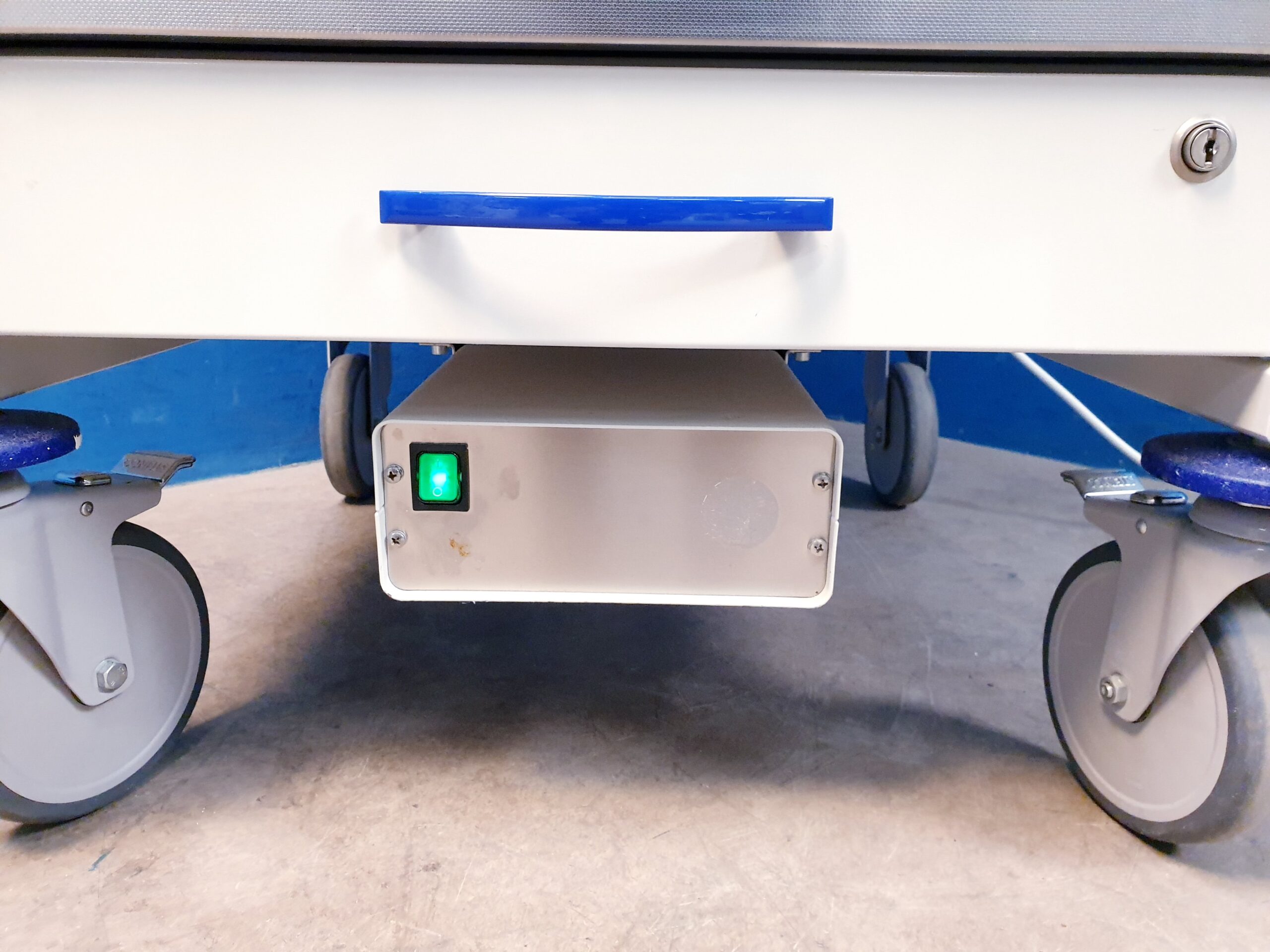Endoskopie wagen – Gerätewagen + Endo Technik TR 02 Trenntrafo Rollbarer Regalwagen thumbnail 4