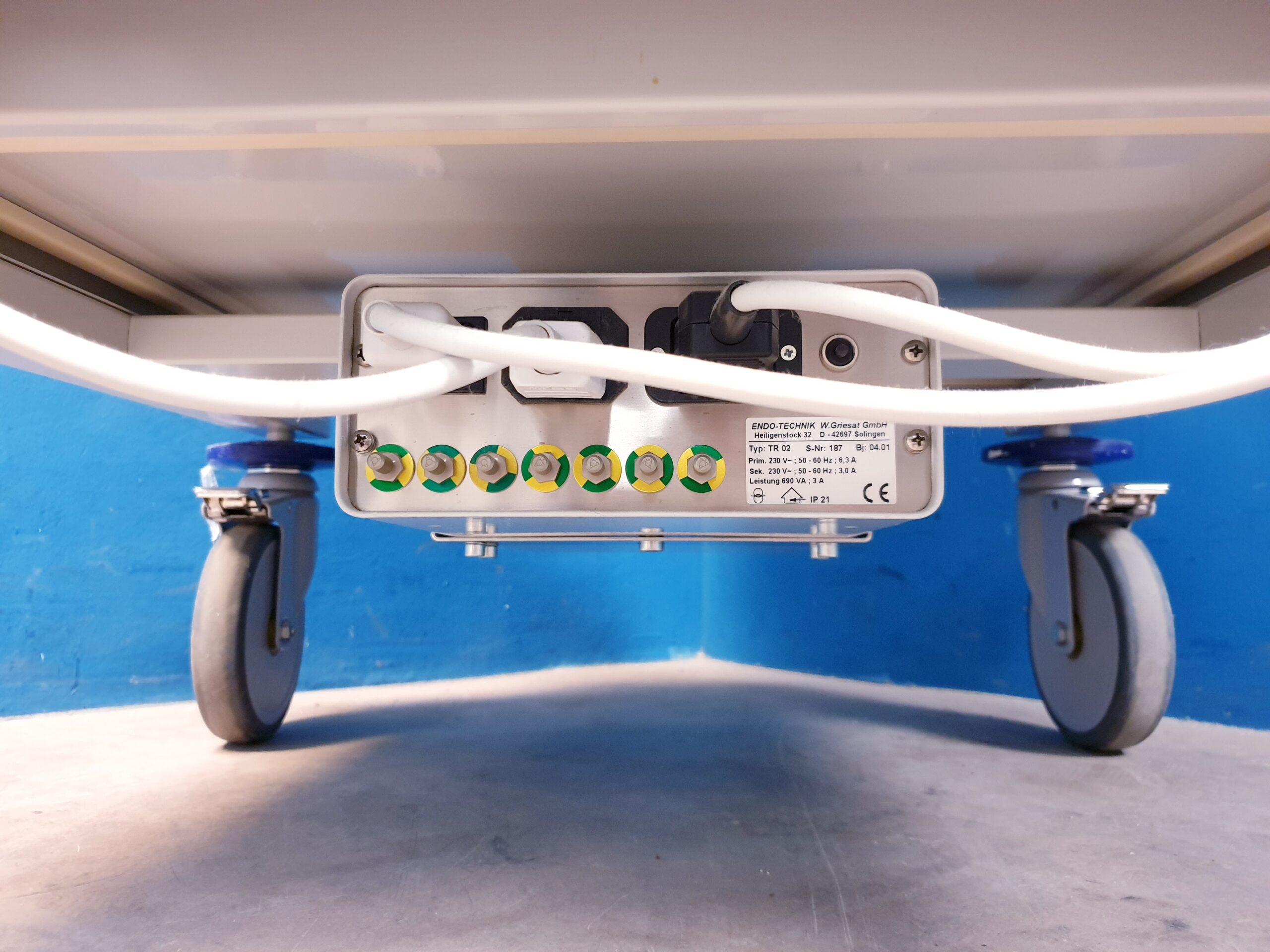 Endoskopie wagen – Gerätewagen + Endo Technik TR 02 Trenntrafo Rollbarer Regalwagen thumbnail 6