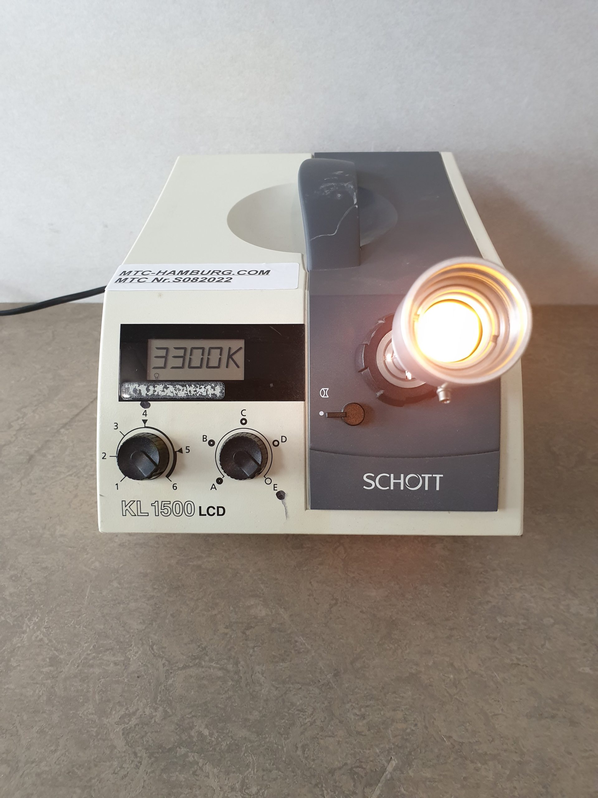 SCHOTT KL1500 LCD Kaltlichtquelle mit Adapter — image 1 of 5