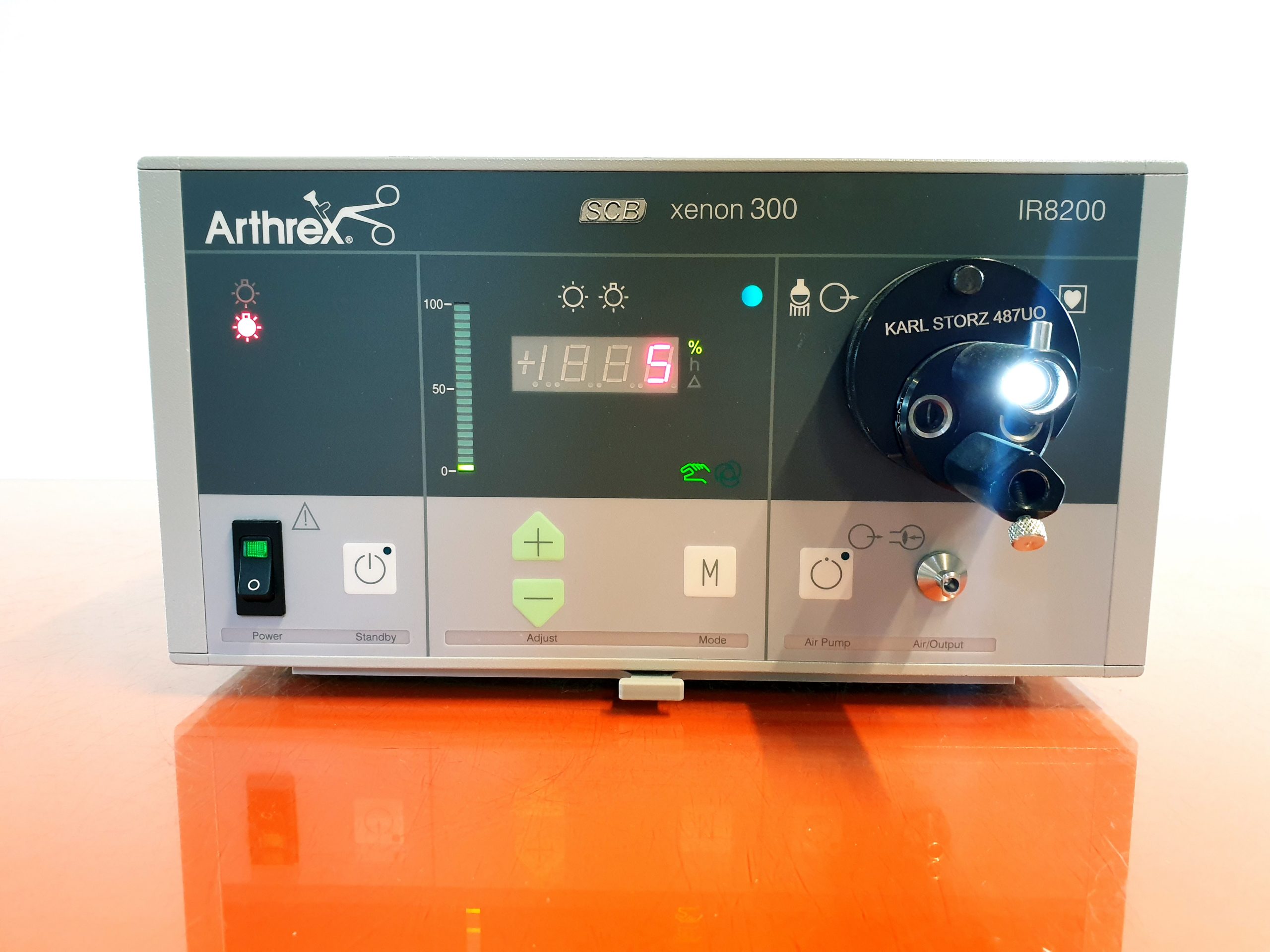 Karl Storz / Arthrex IR8200 SCB xenon 300 Watt Lichtquelle // Kaltlichtquelle — image 1 of 6