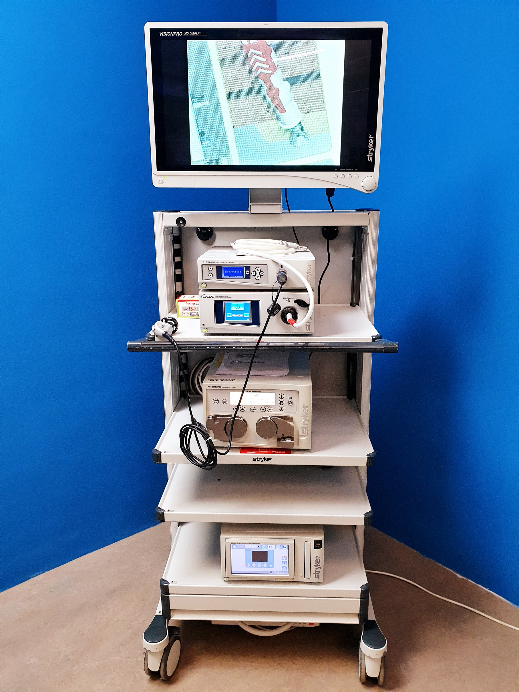 Stryker Turm Arthroskopie Laparaskopie Zystoskopie – 1188HD – L9000 LED Light Source – Stryker FLOCONTROL Arthroskopie Pump – VISIONPRO LED Display – SDC Ultra HD Managment System – — image 1 of 14