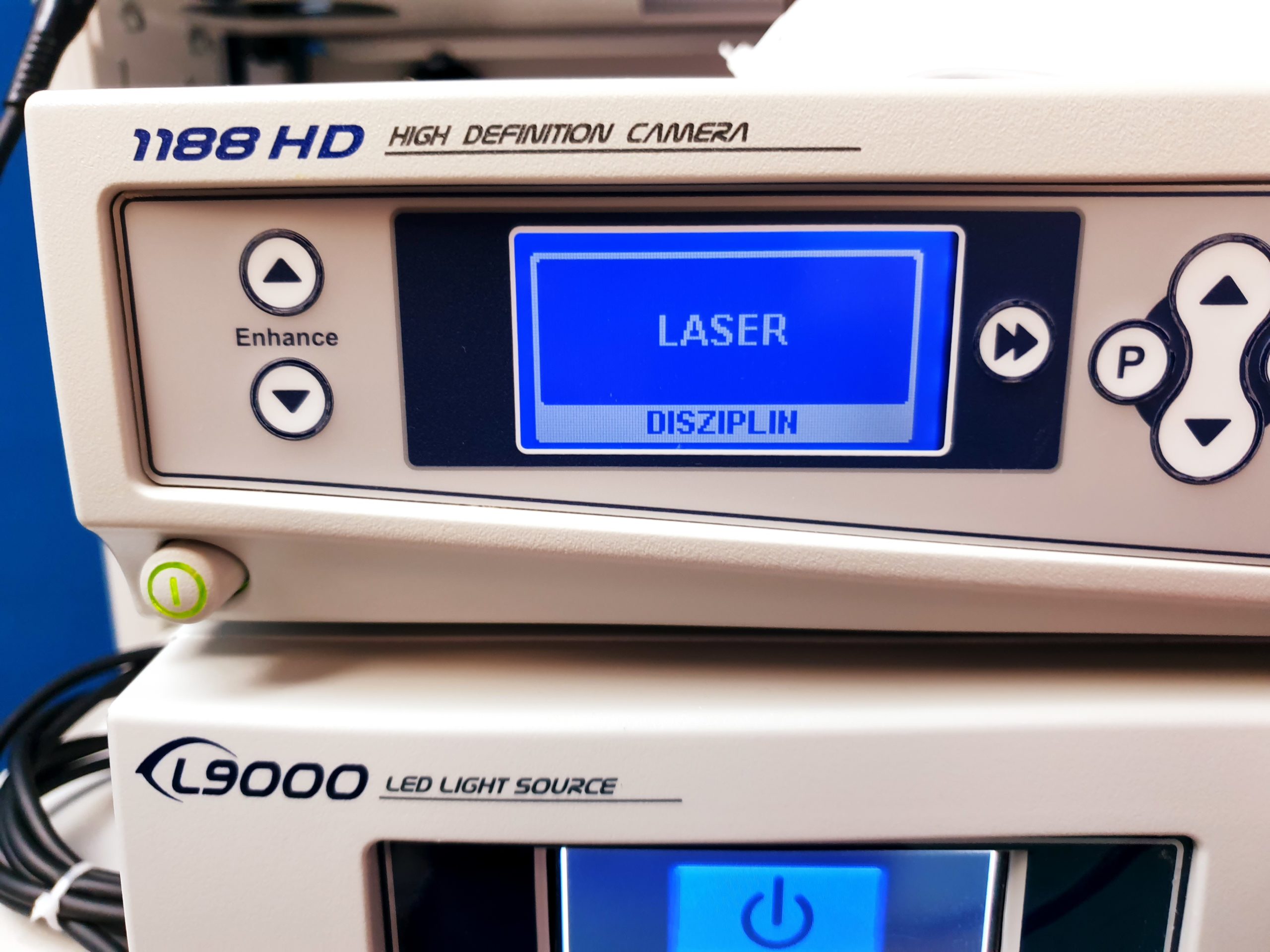 Stryker Turm Arthroskopie Laparaskopie Zystoskopie – 1188HD – L9000 LED Light Source – Stryker FLOCONTROL Arthroskopie Pump – VISIONPRO LED Display – SDC Ultra HD Managment System – thumbnail 7