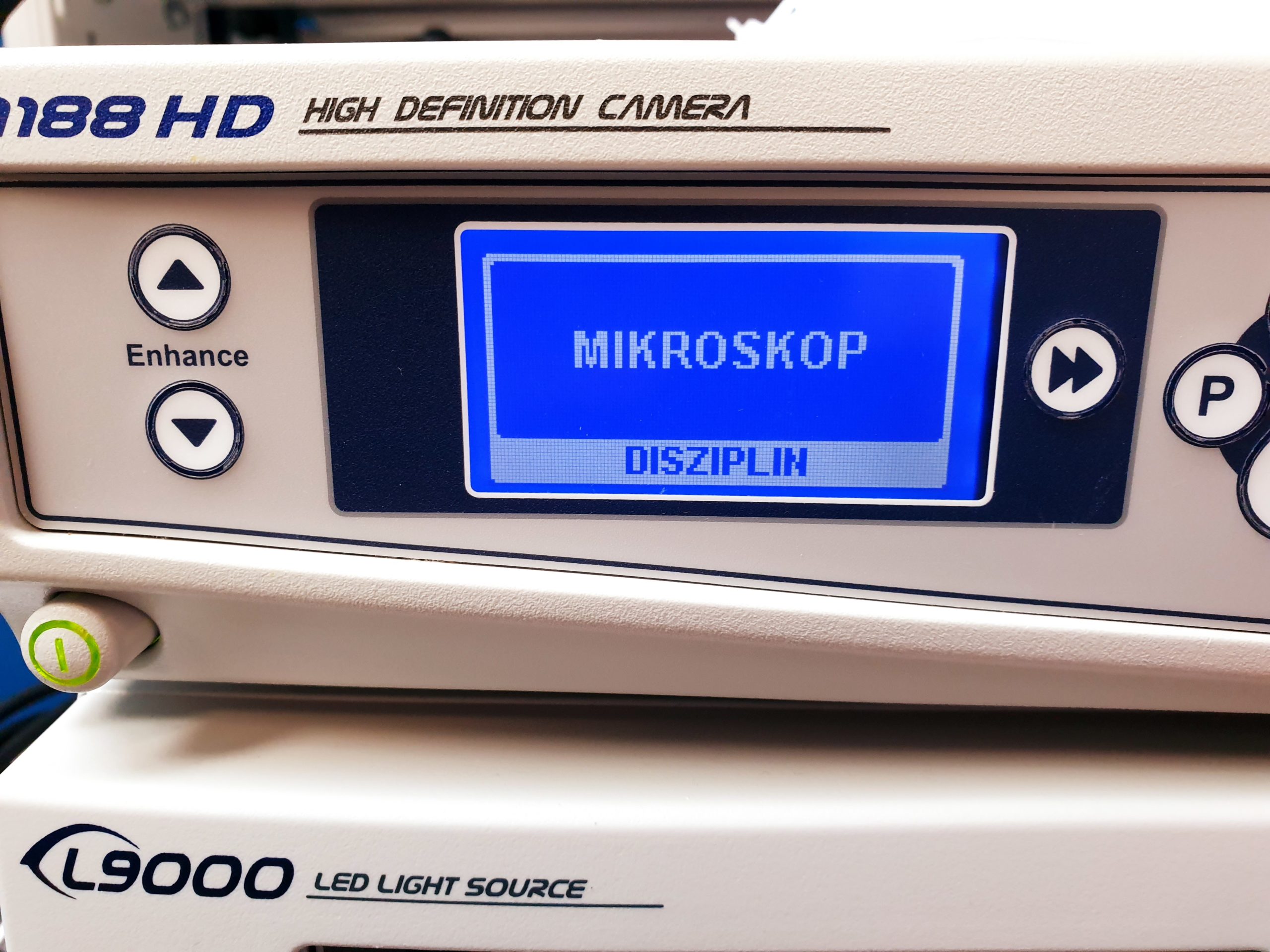 Stryker Turm Arthroskopie Laparaskopie Zystoskopie – 1188HD – L9000 LED Light Source – Stryker FLOCONTROL Arthroskopie Pump – VISIONPRO LED Display – SDC Ultra HD Managment System – thumbnail 8