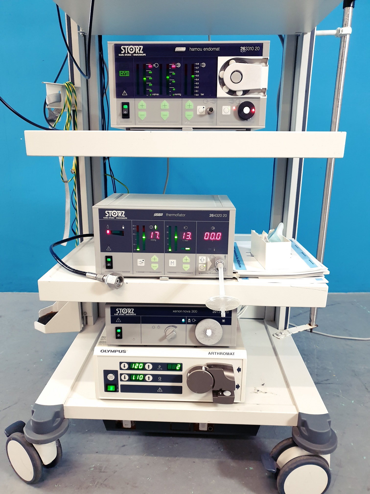 Karl Storz Turm : Olympus OEV191H + 20221030 Kamerakopf + 202220 20 Konsole + Hamou Endomat 263310 20 + SCB Thermoflator 264320 20 + Xenon Nova 300 201340 20 + Arthromatt thumbnail 5