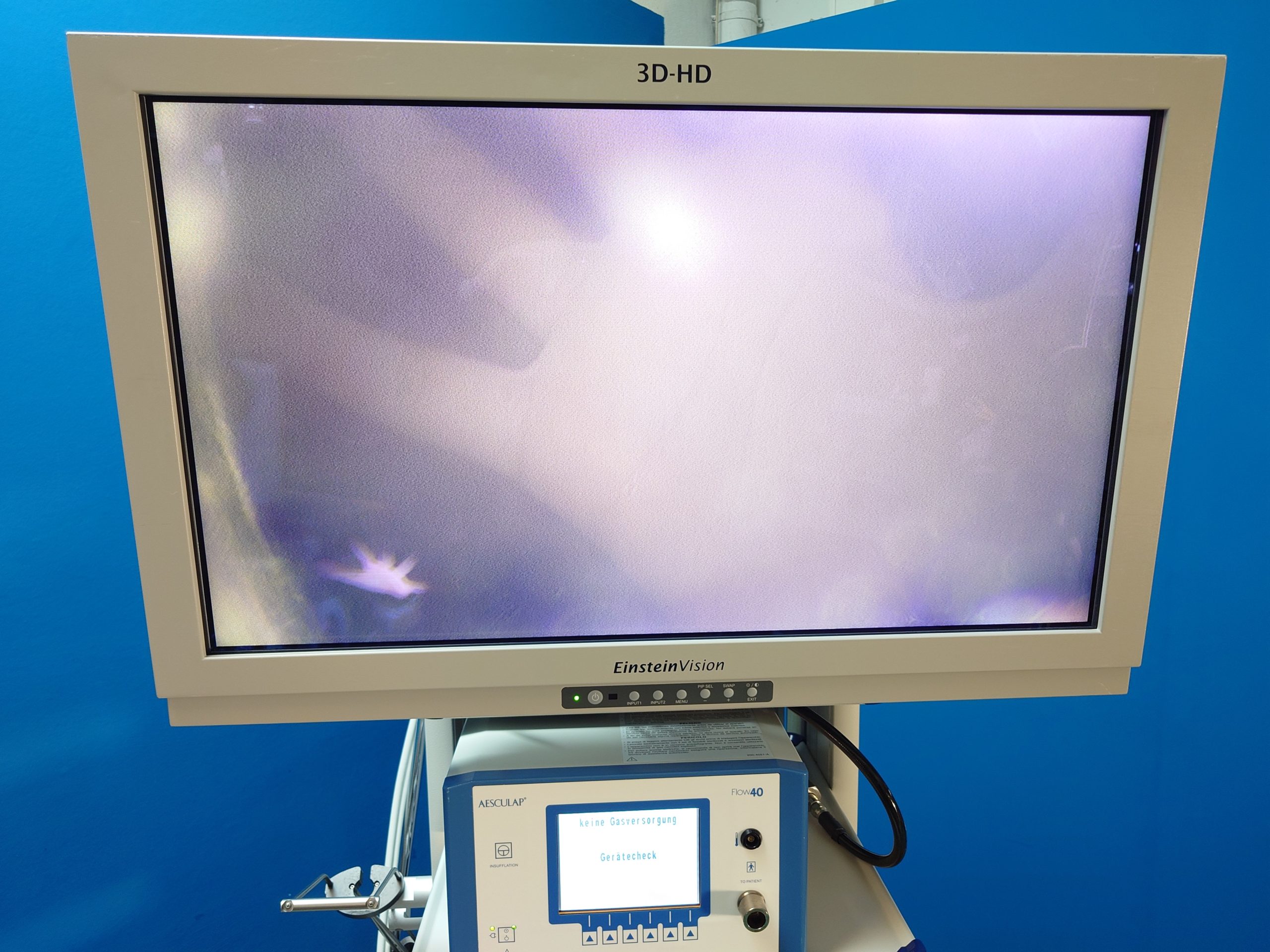 AESCULAP 3D Einstein Vision Flow40 Insufflationsgerät (N²O, CO2) endoskopisch- MLW-3225C Monitor – LED Lichtquelle – PV840 Eddy Full HD Dokumentationssystem – 50 x EV2-000056 Kameraeinweghüllen thumbnail 8