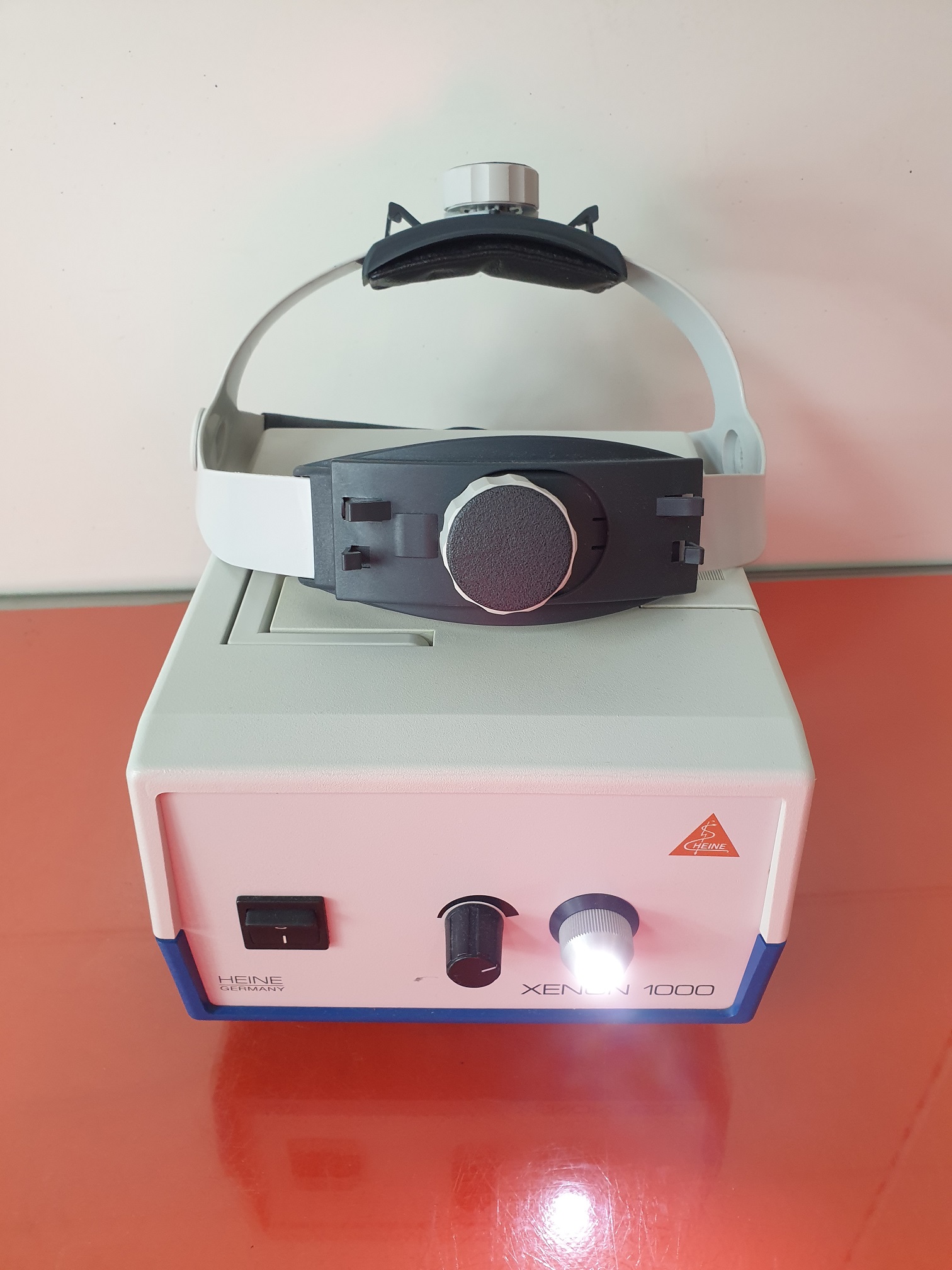 HEINE XENON 1000 Lichtquelle mit Haube Ohne Lichtkabel — image 1 of 7