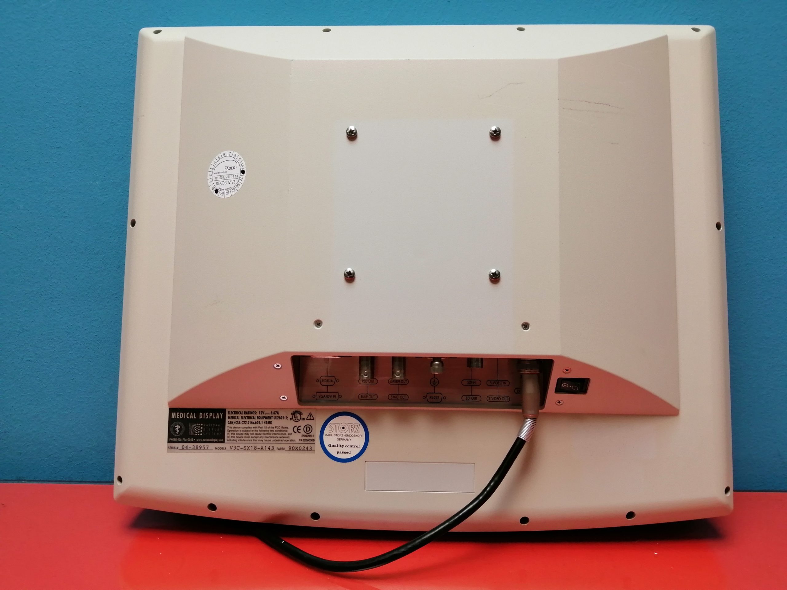 NDS V3C-SX18-A143 LCD Medical Display Monitor 18 video endoscopy mit Netzteil — image 1 of 4
