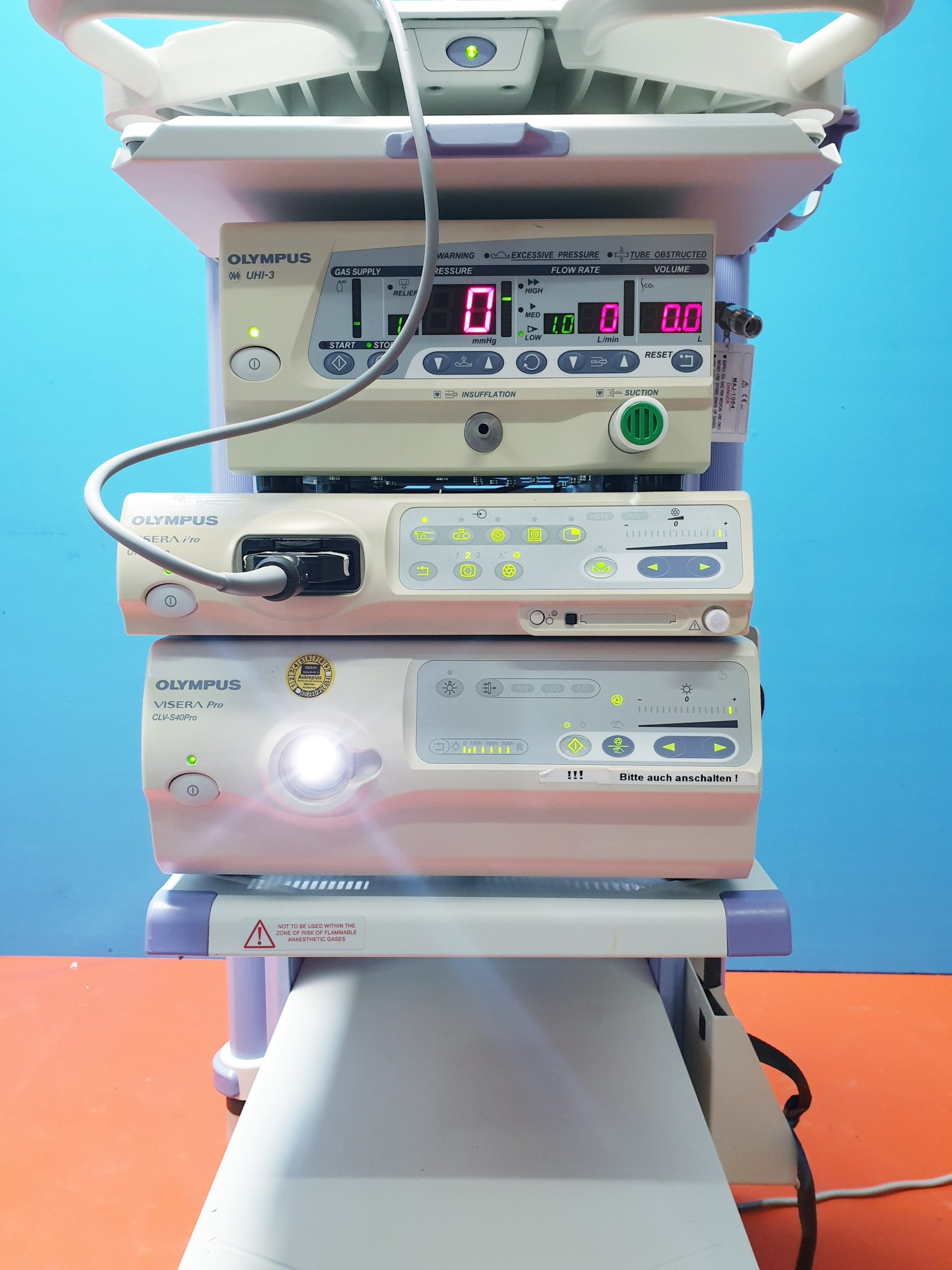 Olympus VISERA Pro OTV-S7Pro Processor mit Kamera-Kopf, Tastatur und CLV-S40Pro Soy Monitor und UHI-3 Olympus UHI-3 Insufflator Endoscopy // 35L Insufflator — image 1 of 6