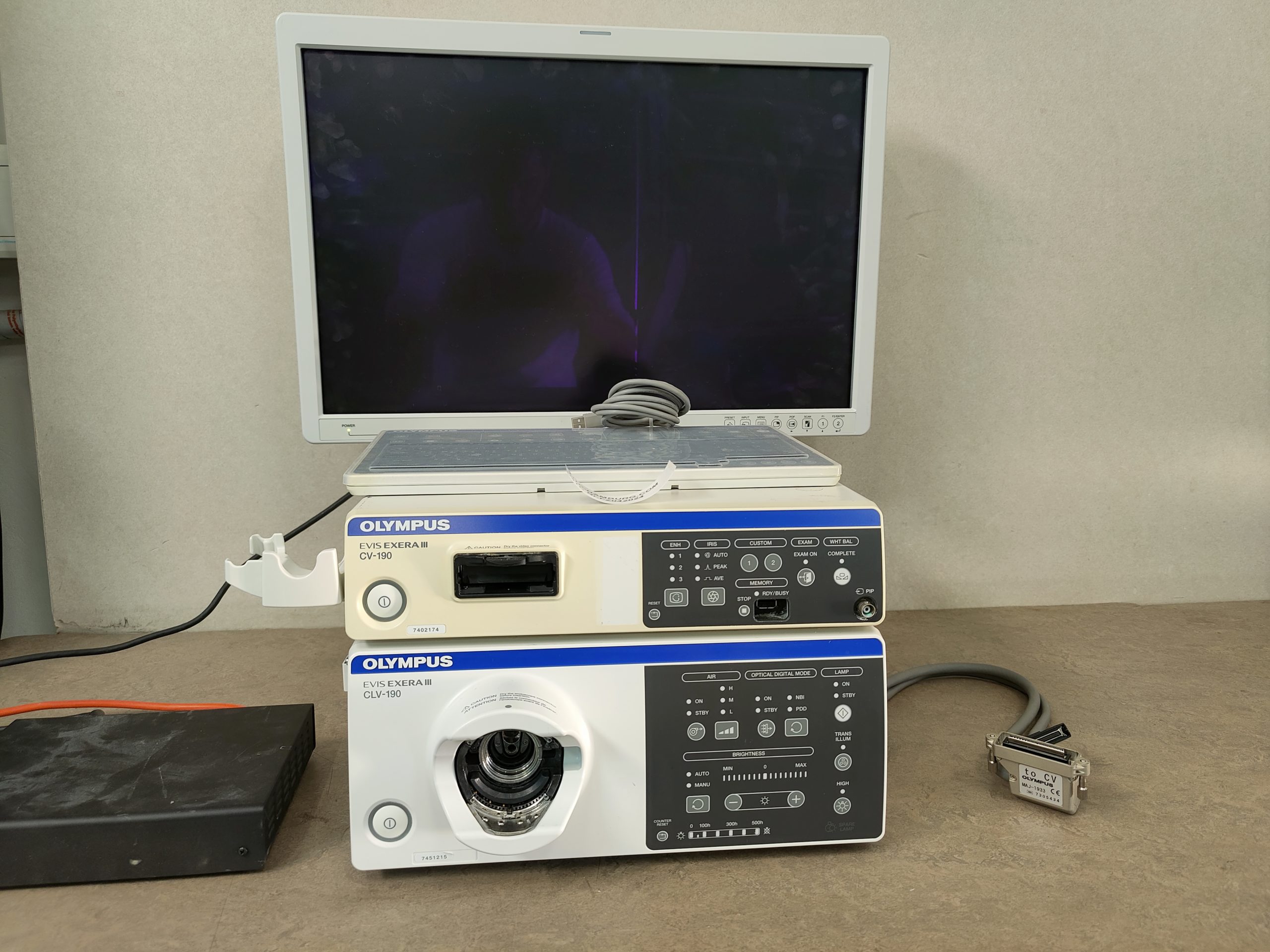 Olympus EXERA III CV-190 + CLV-190 + OEV261H + MAJ-1922 + MAJ-1941 + MAJ-1933 thumbnail 2