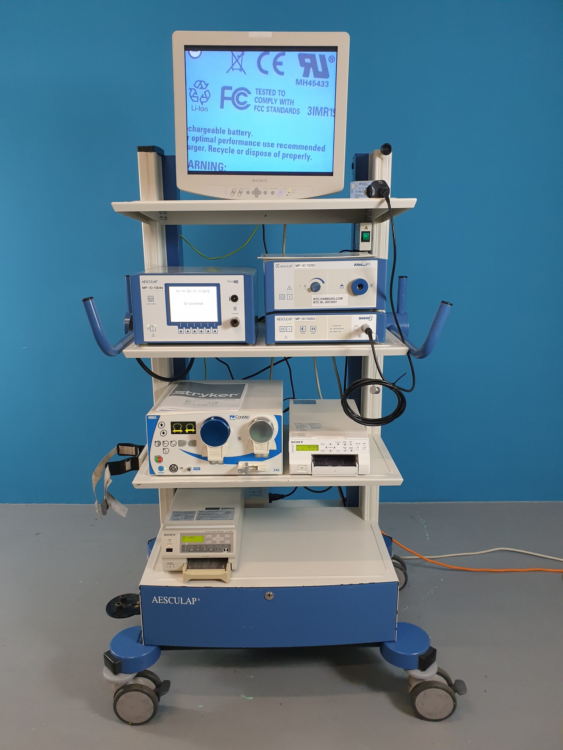 Aesculap Turm: David 3 Prozessor mit kamerakopf, Conmed Linvatec Smart OR, Axel 180 Lichtquelle, Flow 40 Insufflator PG080, UP-21MD, UP-25MD, Sony LMD-1950MD — image 1 of 9