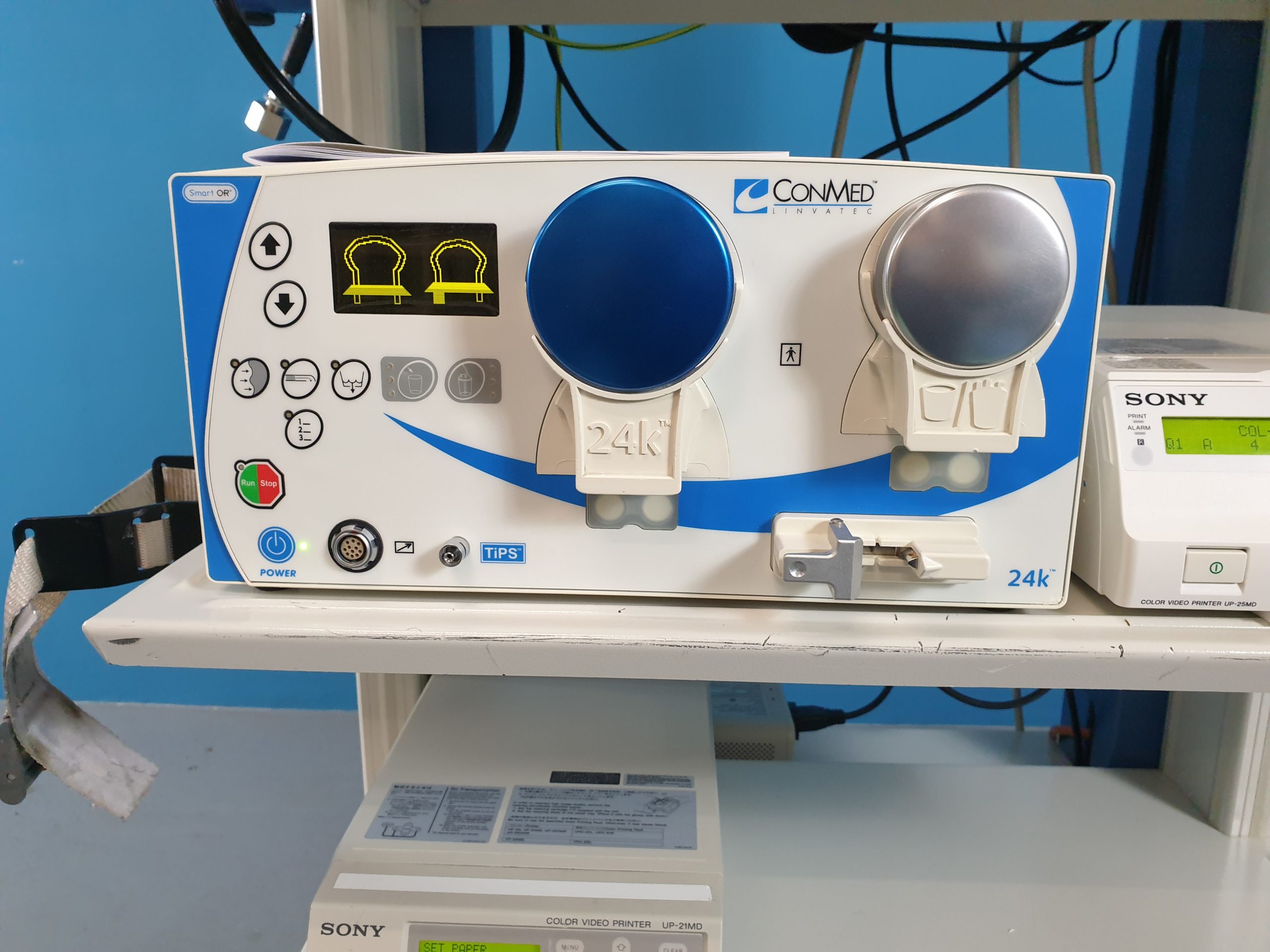 Aesculap Turm: David 3 Prozessor mit kamerakopf, Conmed Linvatec Smart OR, Axel 180 Lichtquelle, Flow 40 Insufflator PG080, UP-21MD, UP-25MD, Sony LMD-1950MD thumbnail 2