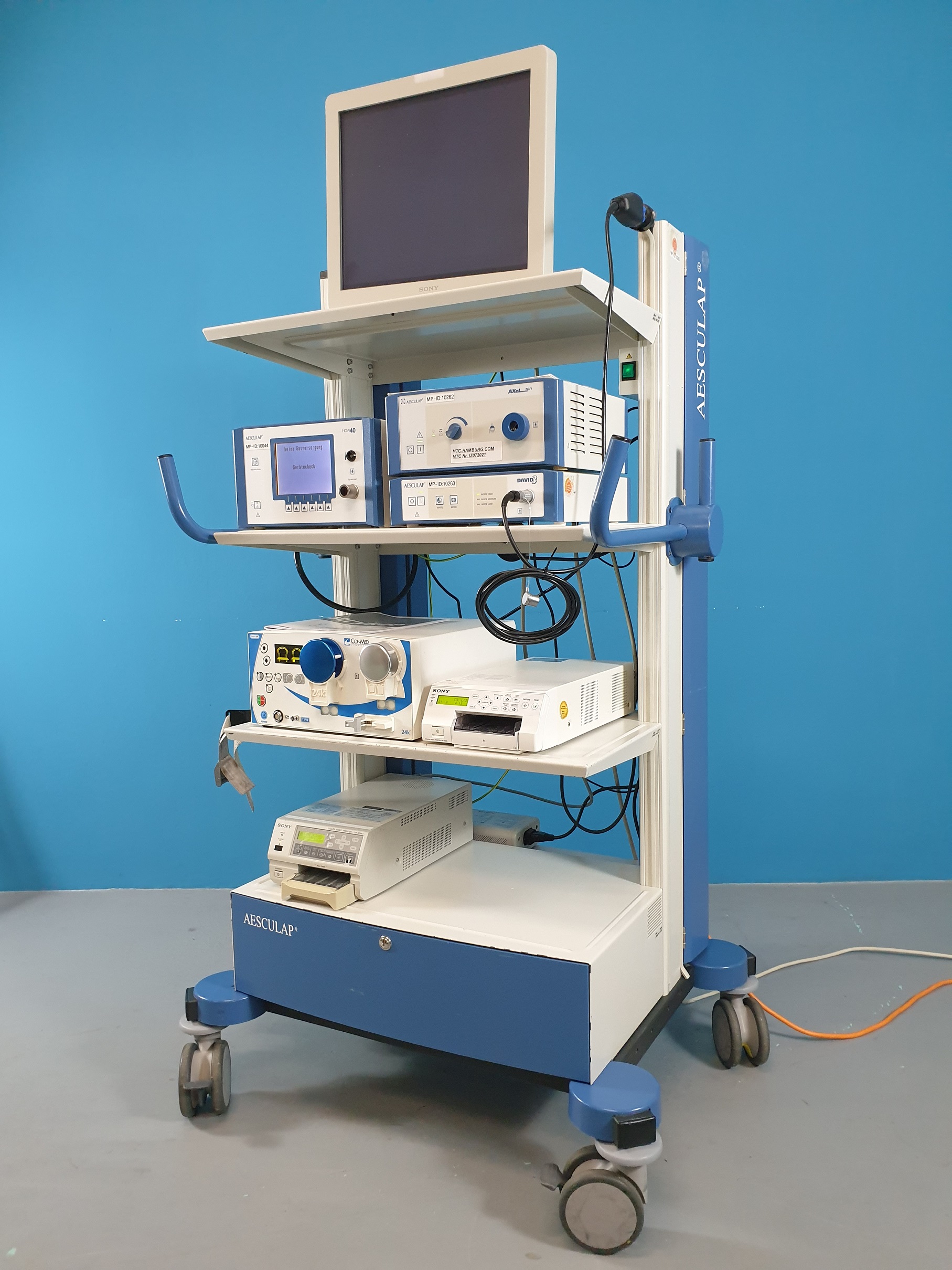 Aesculap Turm: David 3 Prozessor mit kamerakopf, Conmed Linvatec Smart OR, Axel 180 Lichtquelle, Flow 40 Insufflator PG080, UP-21MD, UP-25MD, Sony LMD-1950MD thumbnail 4
