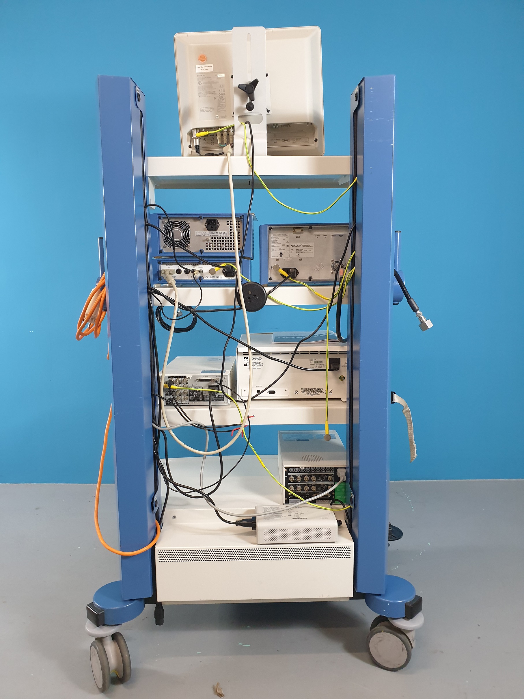 Aesculap Turm: David 3 Prozessor mit kamerakopf, Conmed Linvatec Smart OR, Axel 180 Lichtquelle, Flow 40 Insufflator PG080, UP-21MD, UP-25MD, Sony LMD-1950MD thumbnail 5