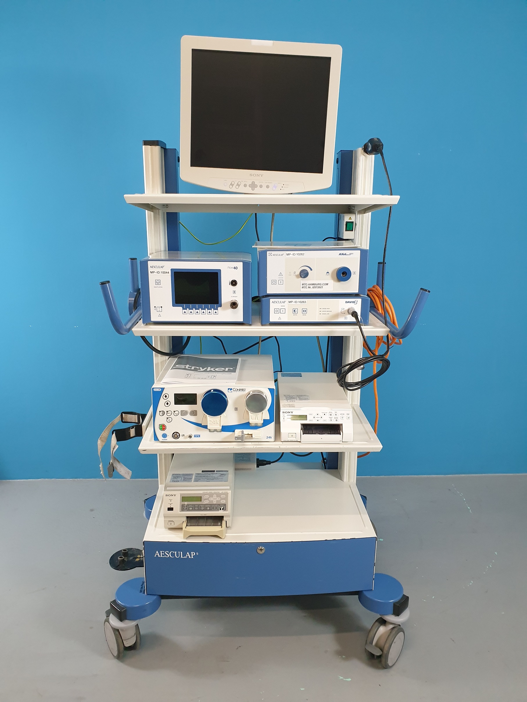 Aesculap Turm: David 3 Prozessor mit kamerakopf, Conmed Linvatec Smart OR, Axel 180 Lichtquelle, Flow 40 Insufflator PG080, UP-21MD, UP-25MD, Sony LMD-1950MD thumbnail 9