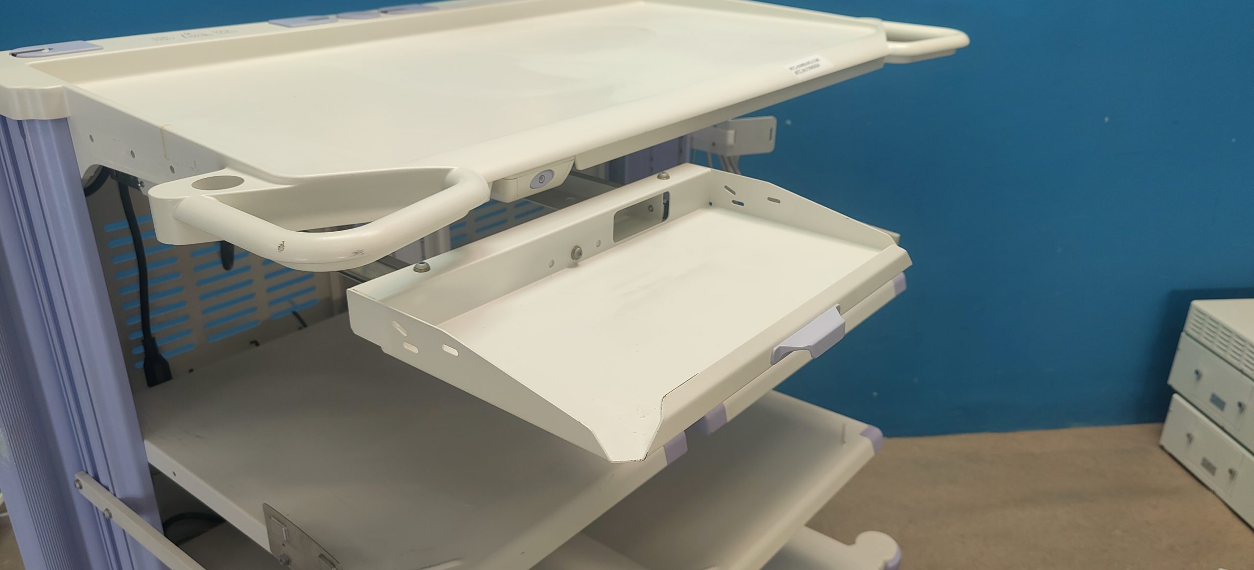 Olympus Endoskopie Gerätewagen – mit Tastaturfach – Rollbar thumbnail 5
