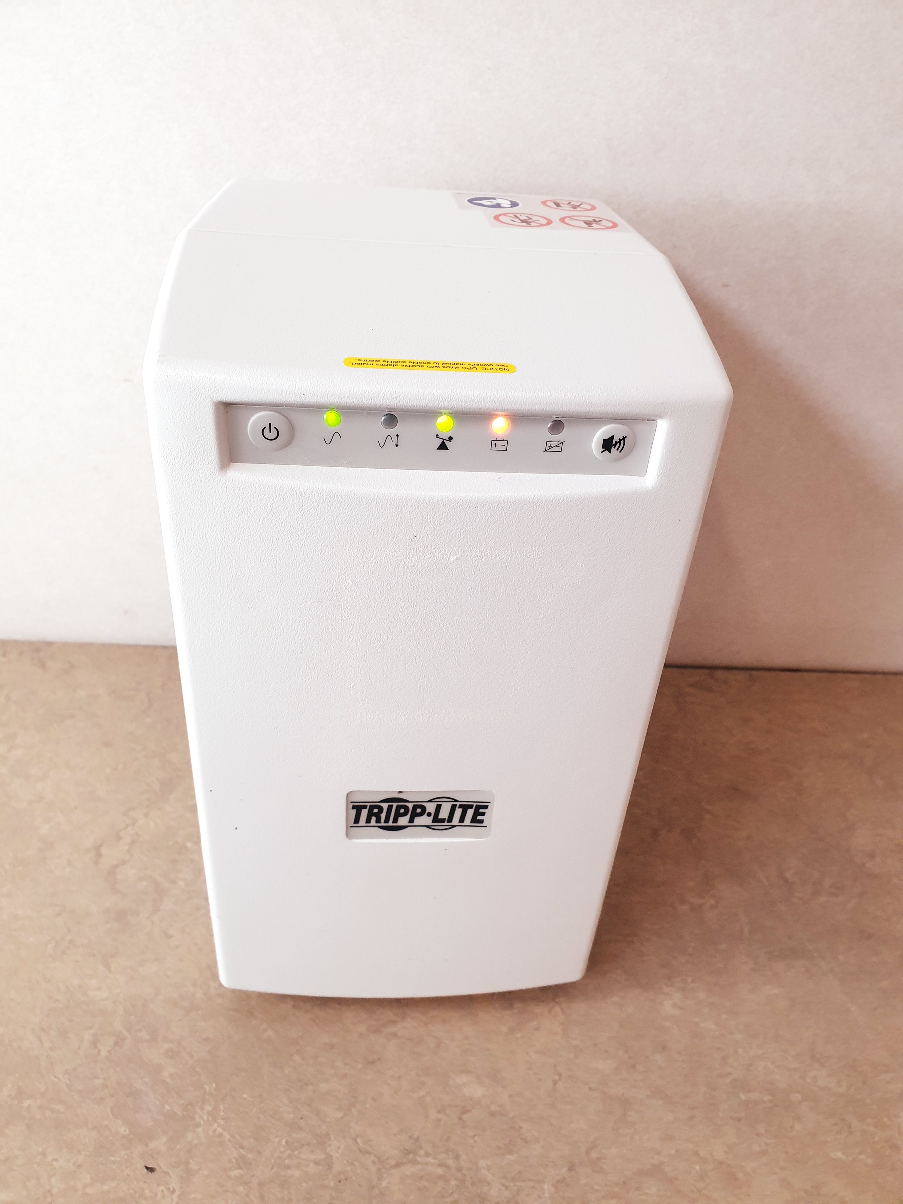 Tripp Lite SMX1200XLHG USV für den medizinischen Bereich mit 6 Ausgängen, vollständige Isolierung — image 1 of 6