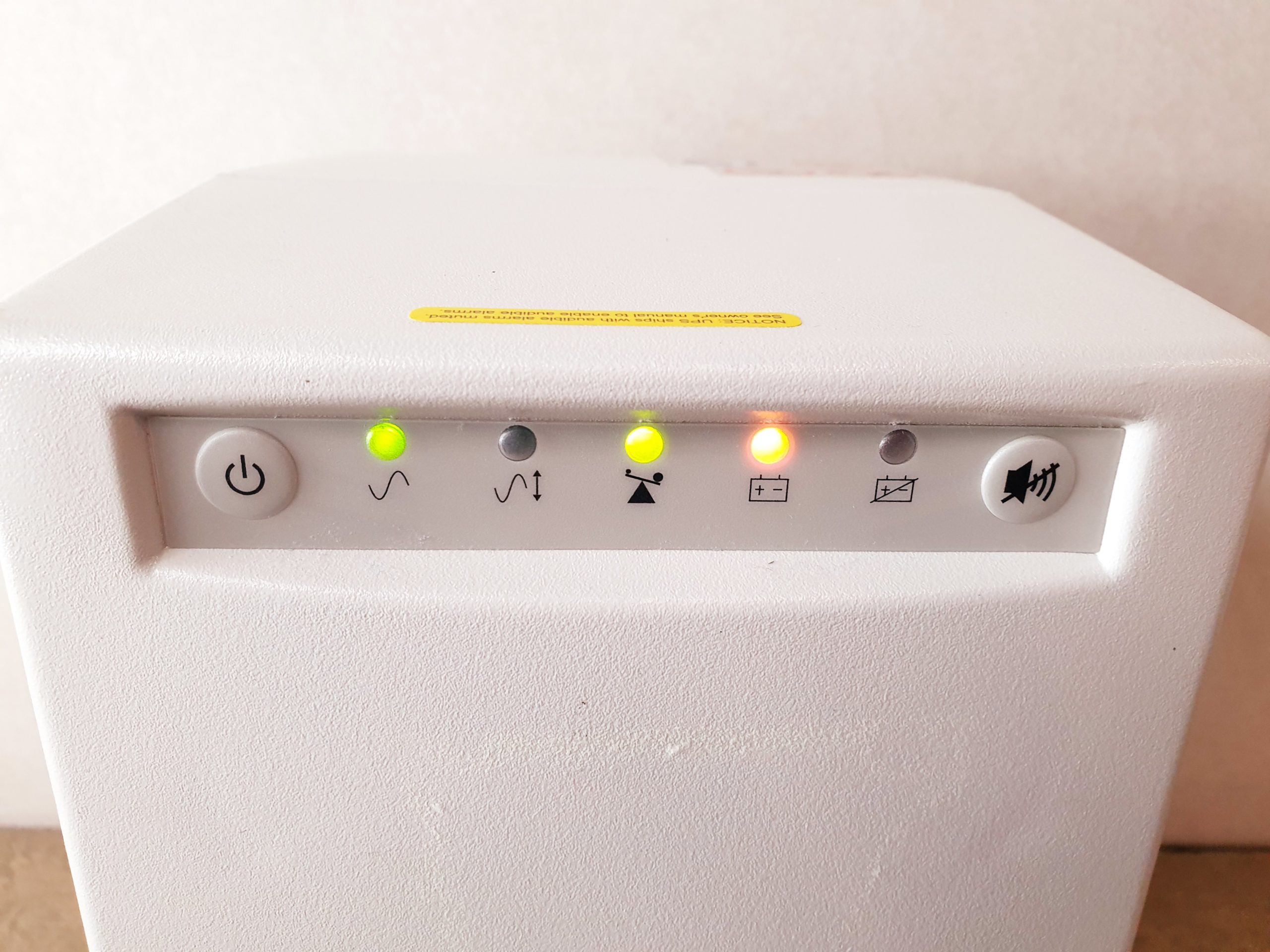 Tripp Lite SMX1200XLHG USV für den medizinischen Bereich mit 6 Ausgängen, vollständige Isolierung thumbnail 2