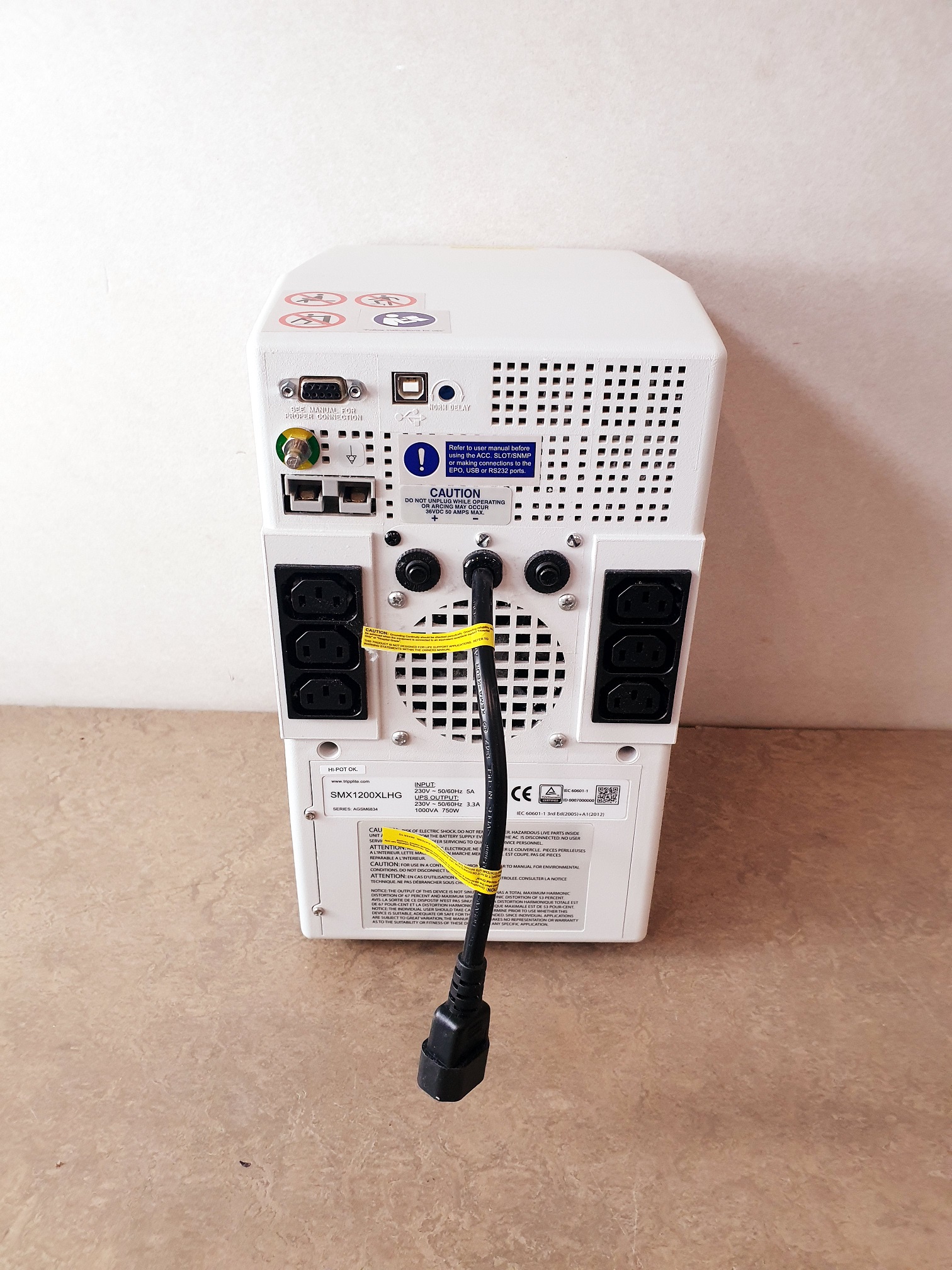 Tripp Lite SMX1200XLHG USV für den medizinischen Bereich mit 6 Ausgängen, vollständige Isolierung thumbnail 3