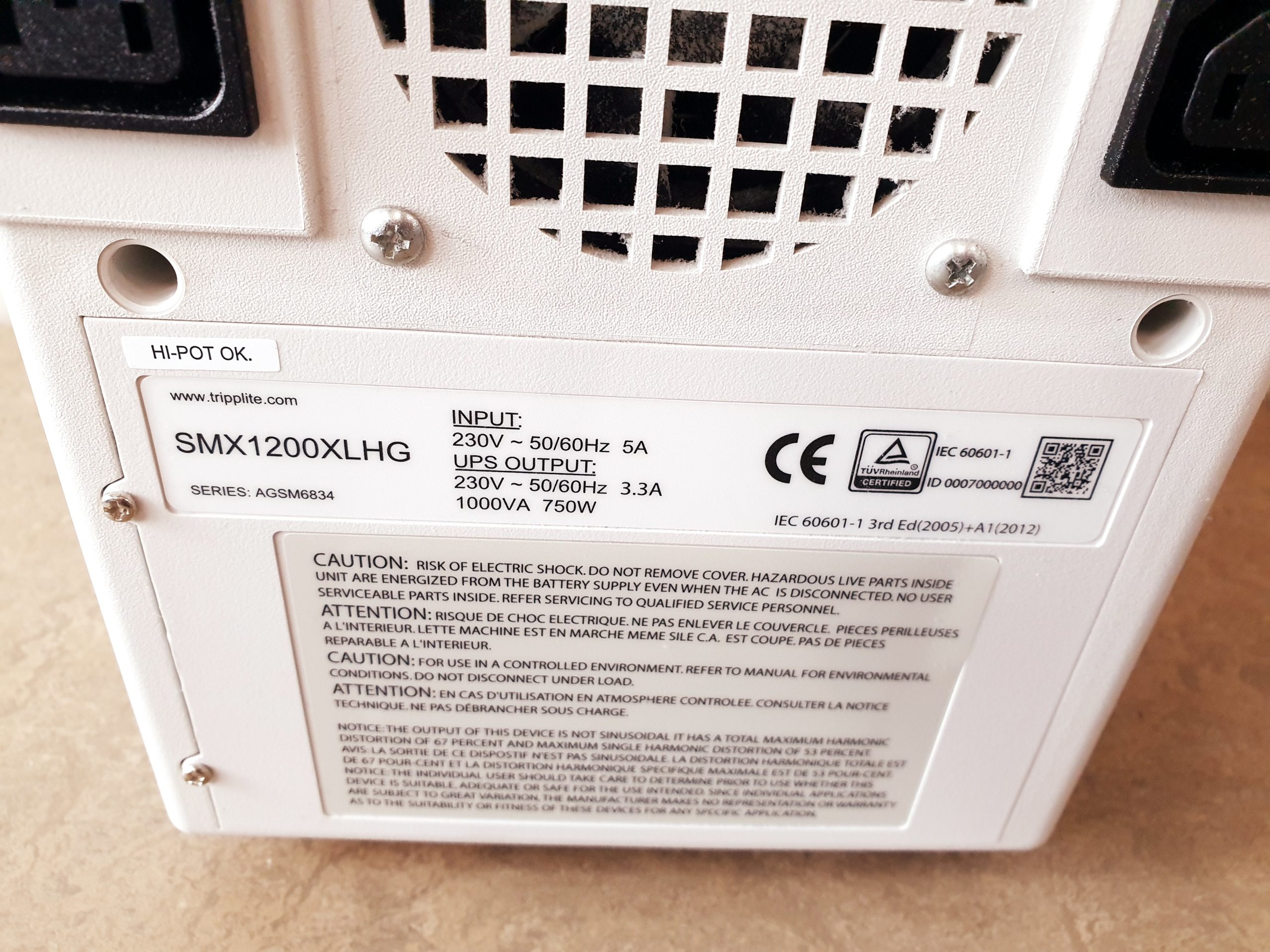 Tripp Lite SMX1200XLHG USV für den medizinischen Bereich mit 6 Ausgängen, vollständige Isolierung thumbnail 4