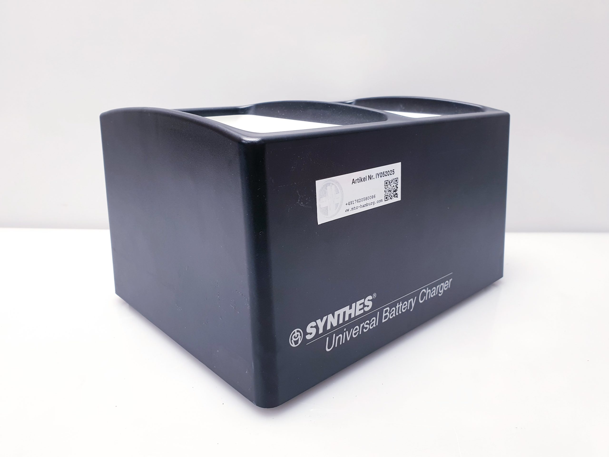 Synthes 530.600 Universal Battery Charger — image 1 of 6
