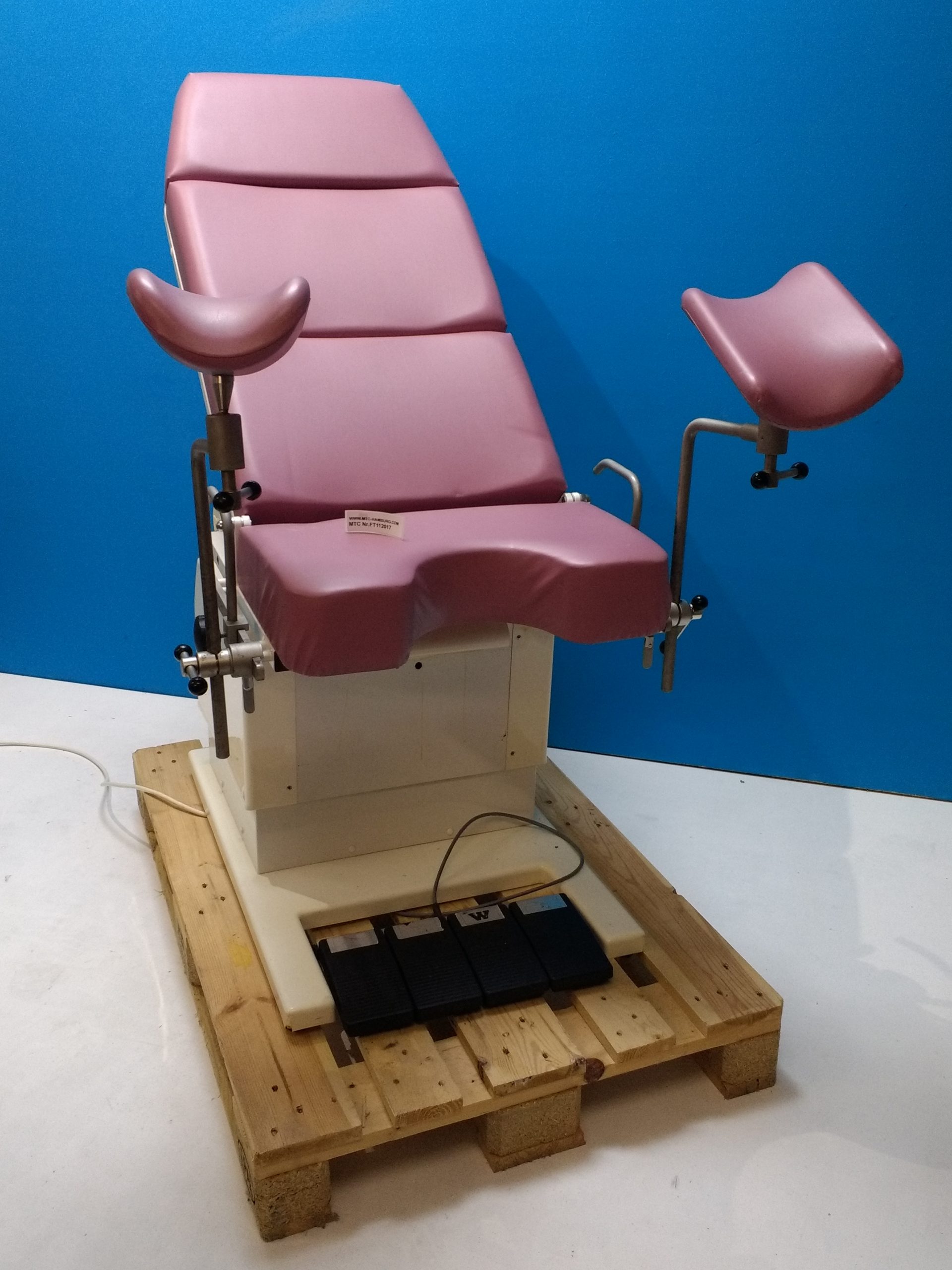 Medifa Gynstuhl , Untersuchungsstuhl ; mit Beinhalter Elektrisch — image 1 of 9