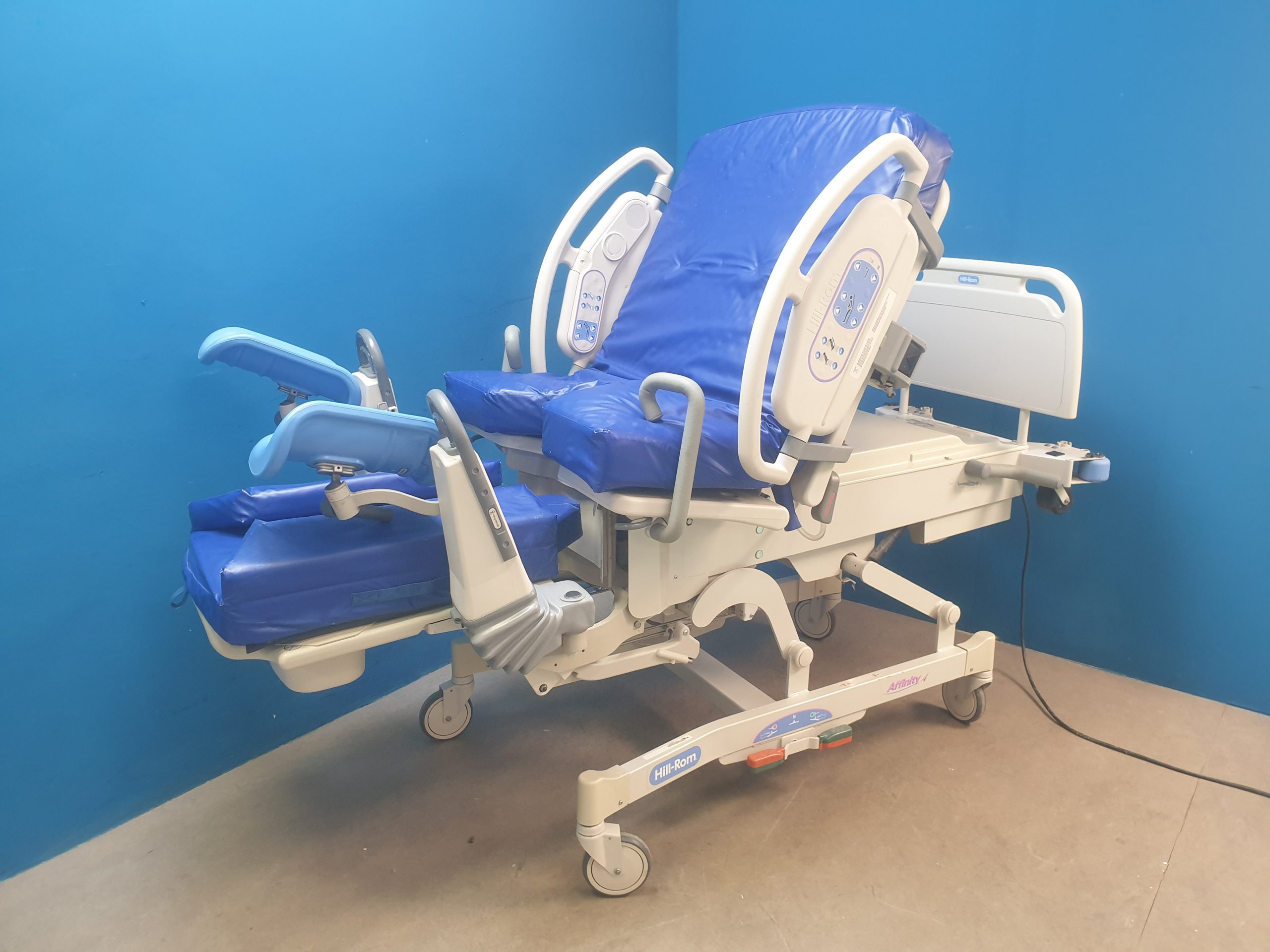 HILL-Rom AFFINITY 4 – P3700 – P 3700 Entbindungsbett — image 1 of 36