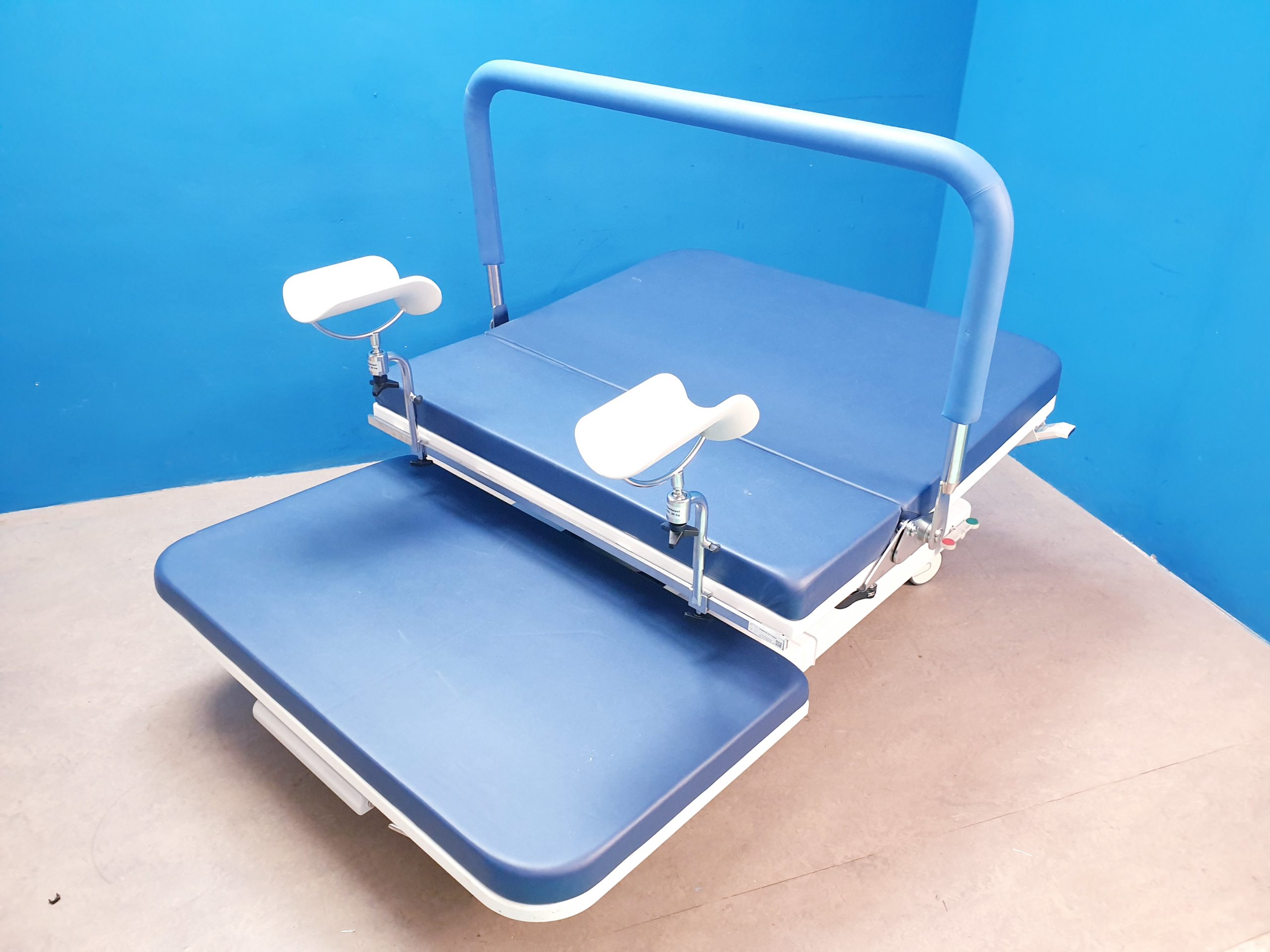 Vivipar Entbindungsbett mit Beinhalter — image 1 of 5