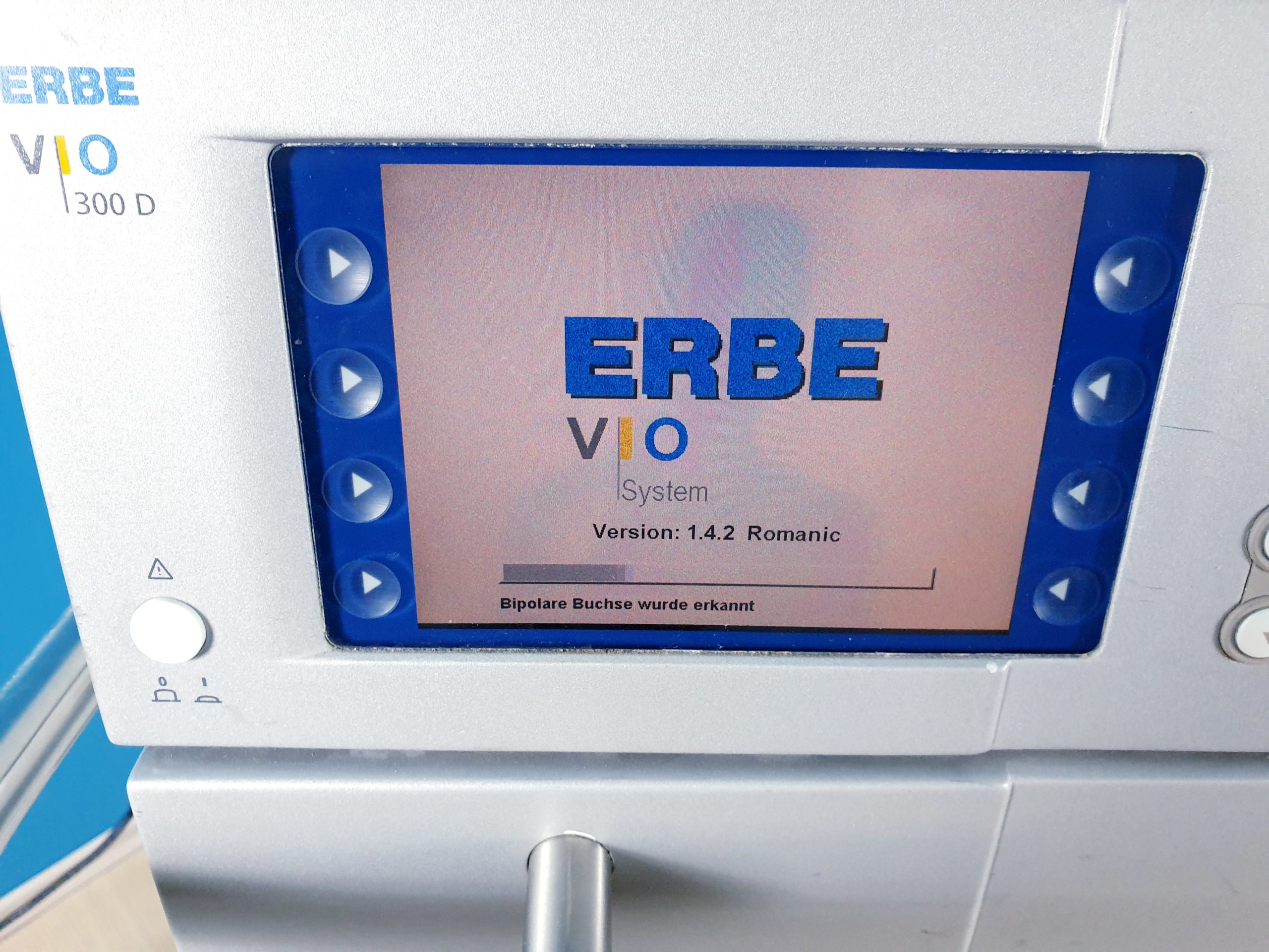 Erbe VIO 300D // VIO 300D HF-Gerät Hochfrequenz-Chirurgiegerät Version 1.4.2 Romanic mit Fhargestell und Fusspedal — image 1 of 5