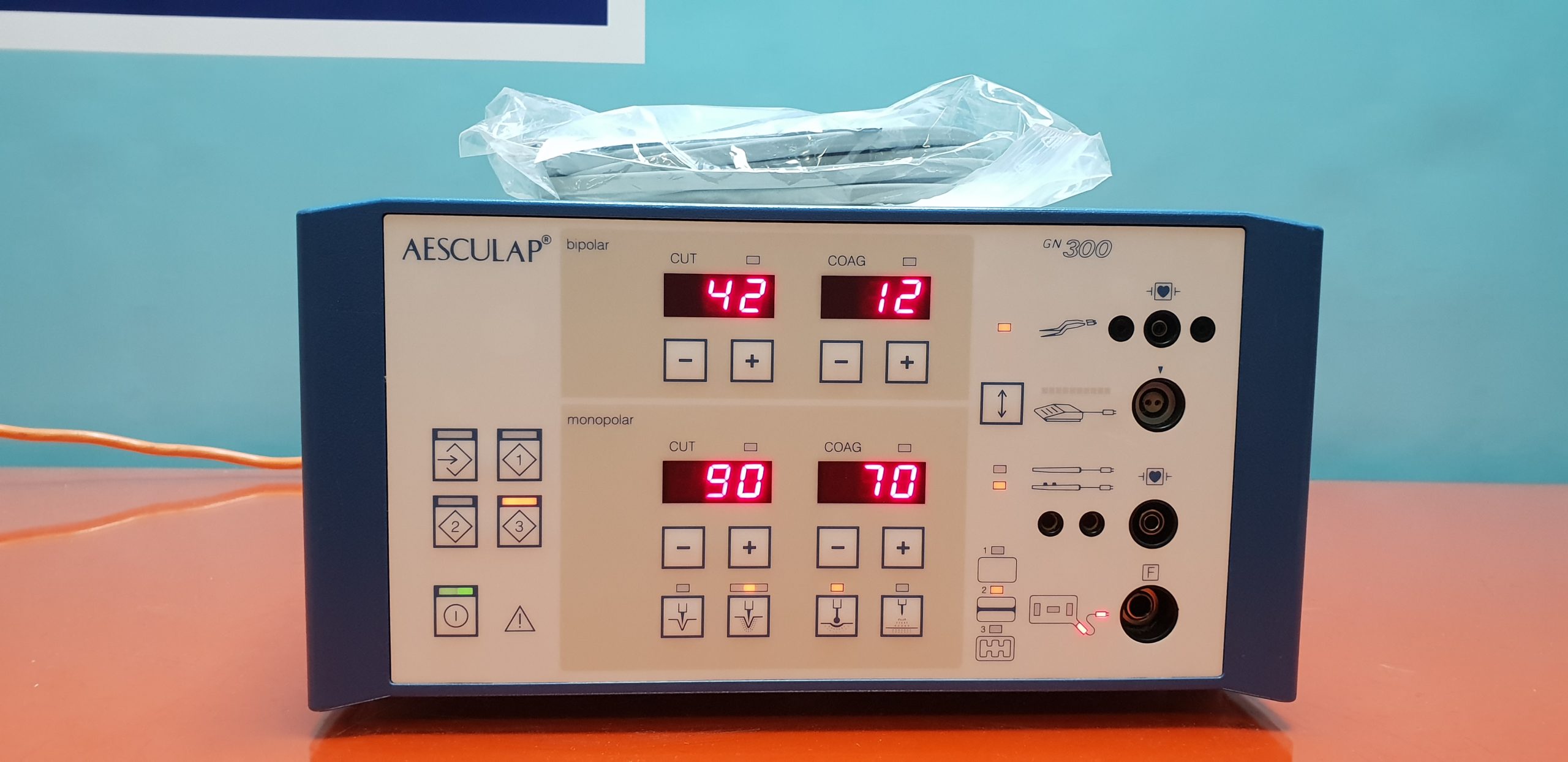 Aesculap Gn 300 // GN-300 Electrosurgical Unit HF Gerät mit Neutrale Elektrode — image 1 of 1