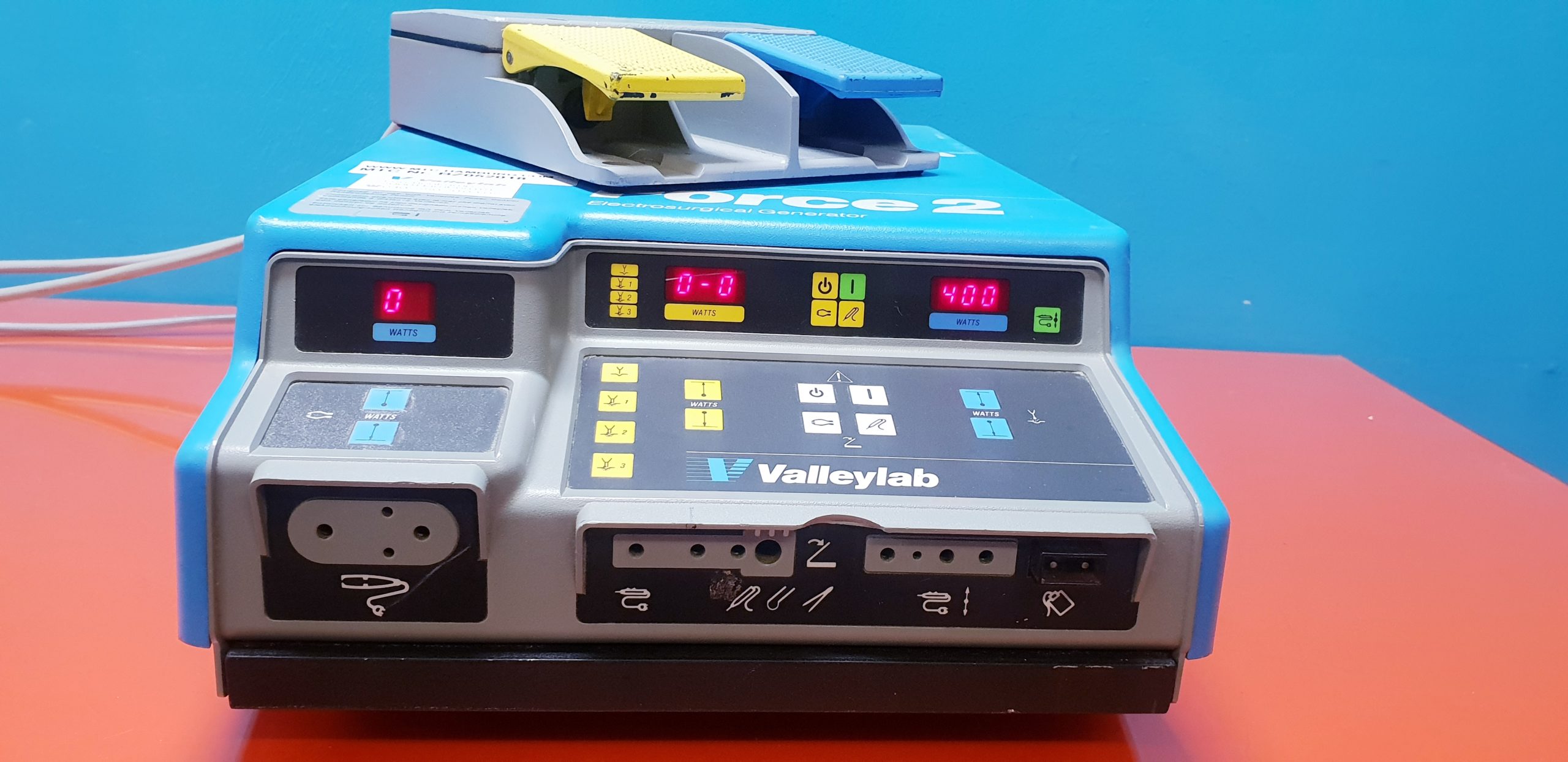 Valleylab Force 2 elektrochirurgischer Generator mit Fußschalter — image 1 of 1