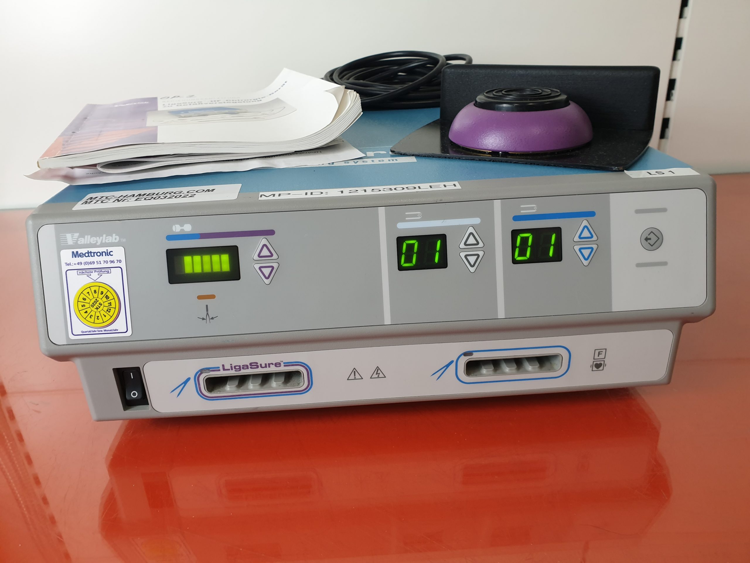 Valleylab LigaSure 8 Gefäßversiegelungssystem mit LS0300 Fusspedal — image 1 of 8