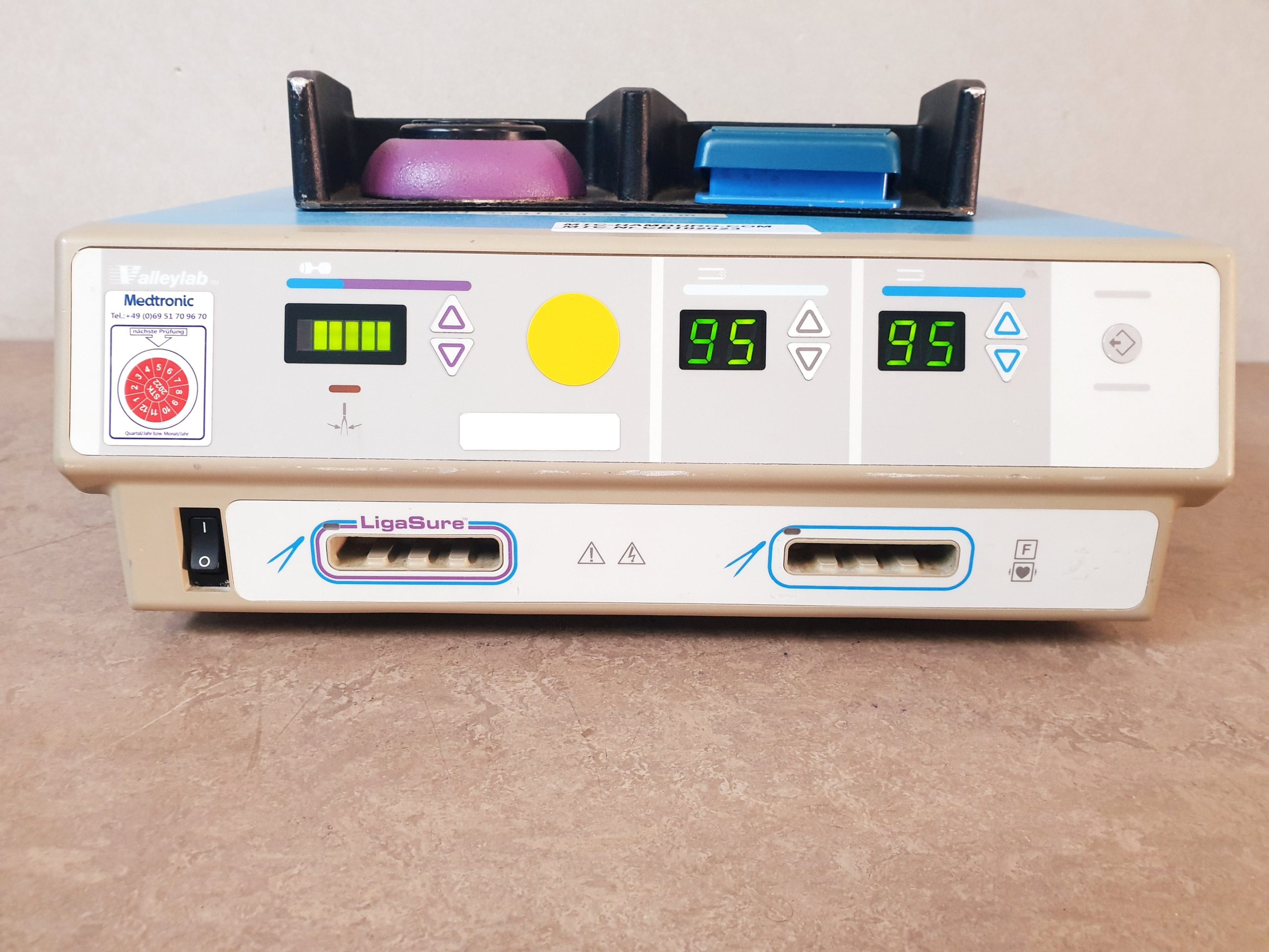 Valleylab LigaSure 8 Gefäßversiegelungssystem mit Fusspedal — image 1 of 1