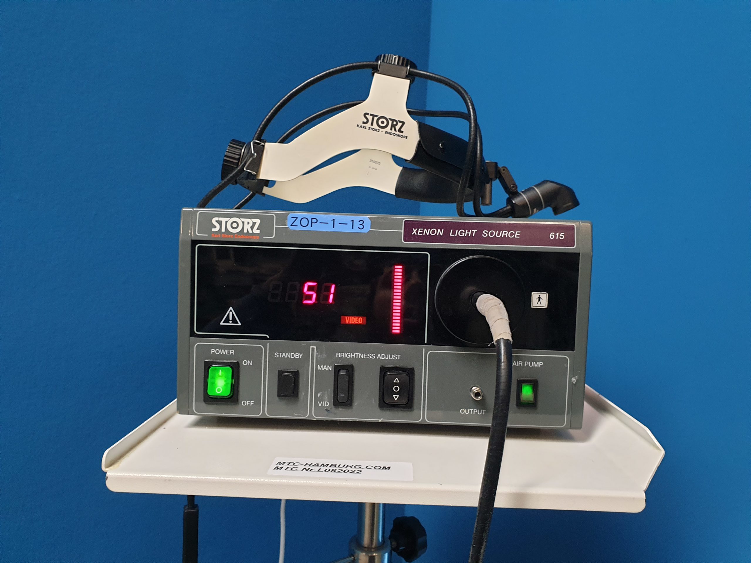 Karl Storz xenon light Source 615 + 310070 Haube + 495NY Lichtleiter + 310063 Kopfleuchte KS60 MIT 310065 Griff sterilisierbar — image 1 of 11