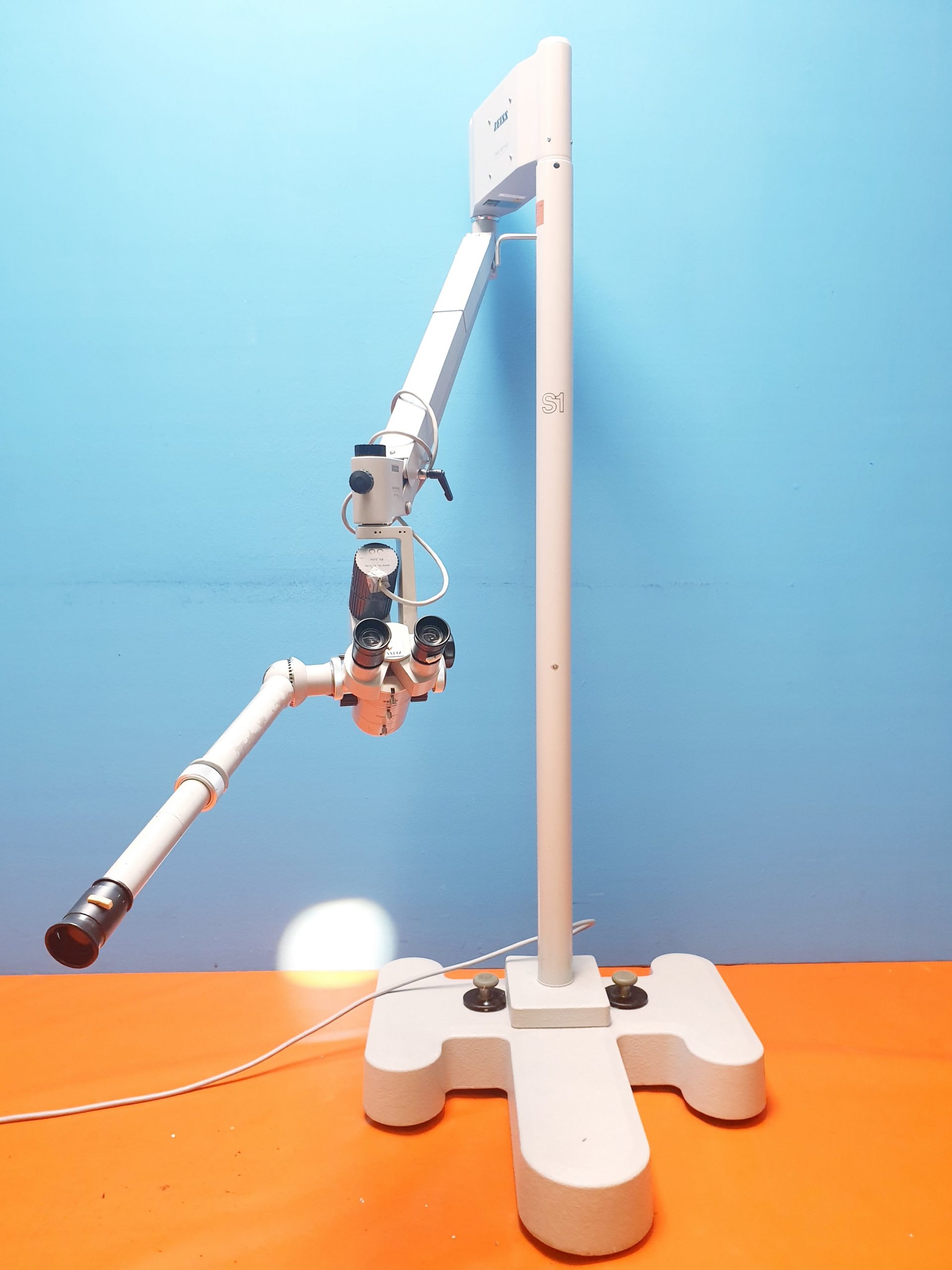 Zeiss OPMI9 // OPMI 9 Mikroskop auf Fahrbarem Stativ SO f 200 f=125 — image 1 of 6