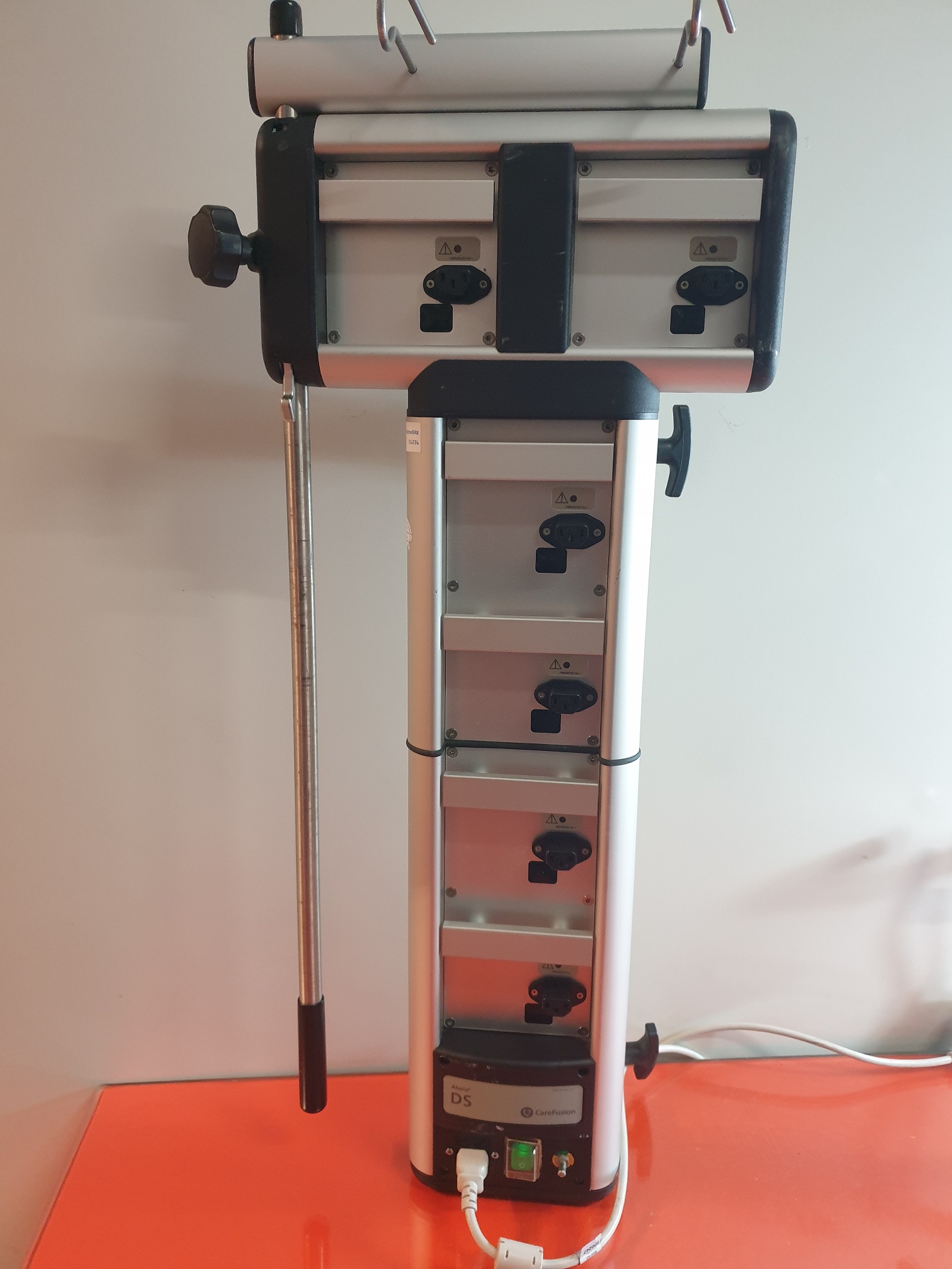 Care Fusion Alaris Asena DS Dockingstation für 06 Pumpen — image 1 of 8