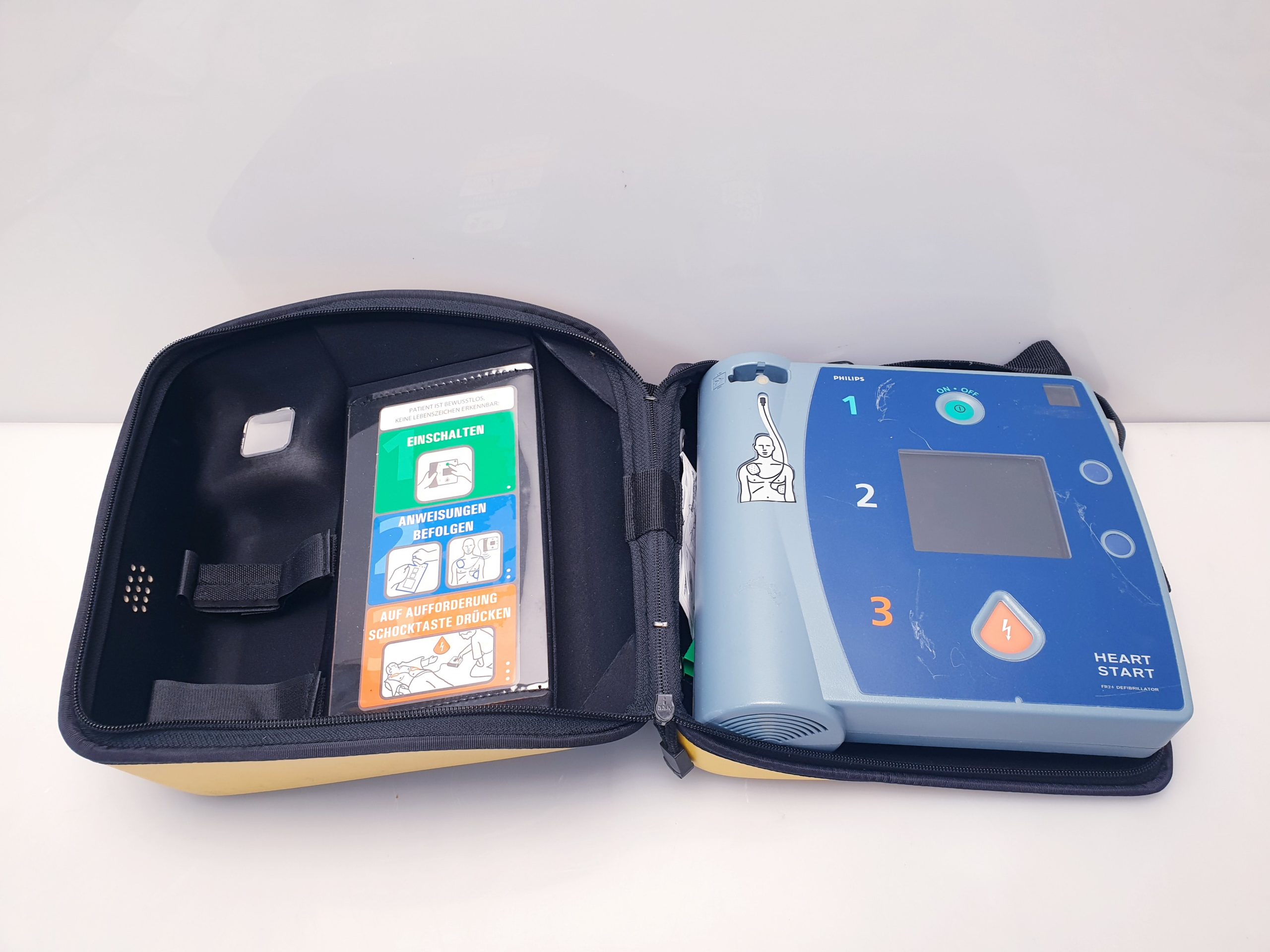 Laerdal heartstart fr2 semi automatic Defibrillator — image 1 of 7