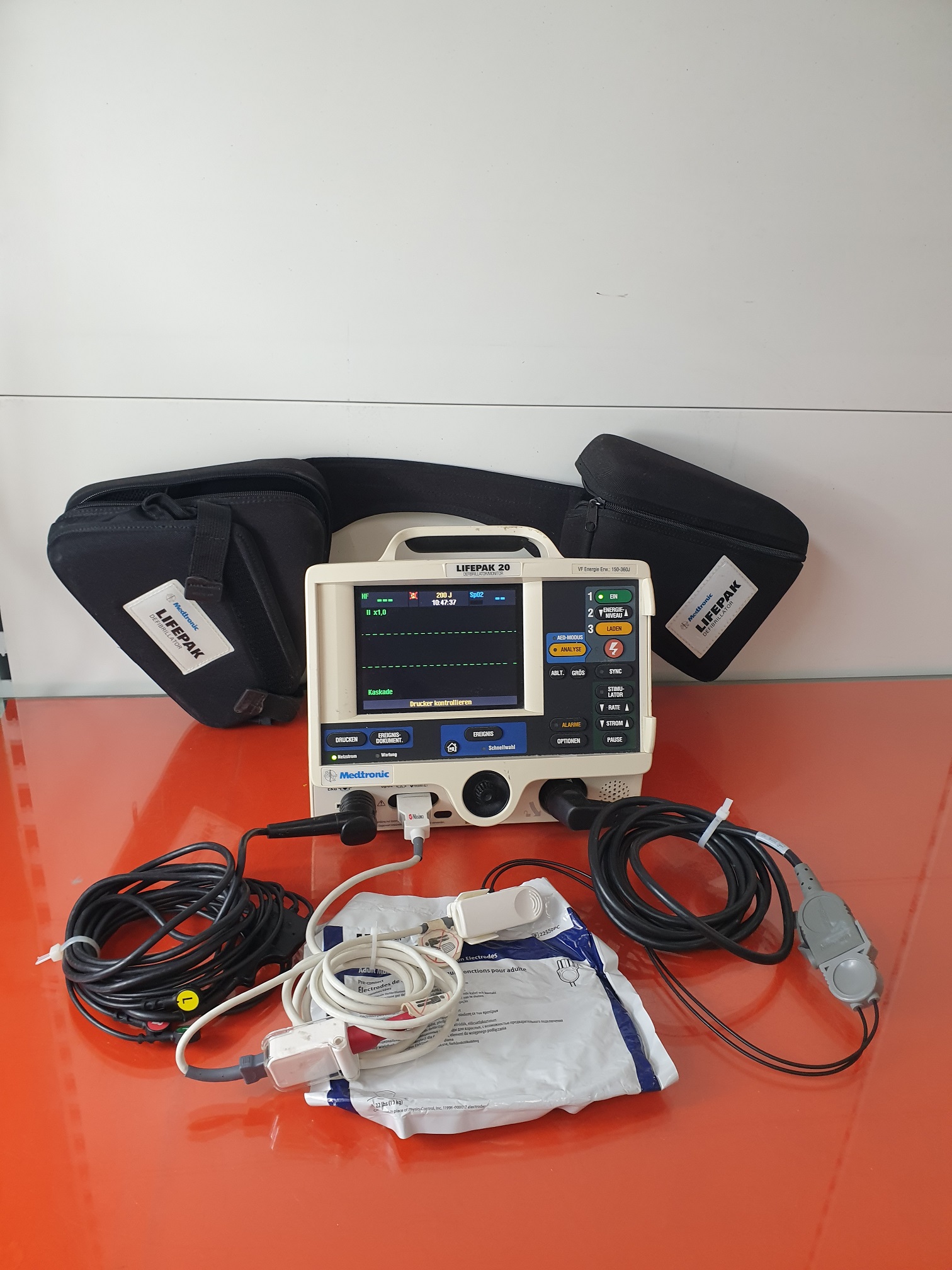MEDTRONIC Lifepak 20 Defibrillator mit Zubehör– — image 1 of 6