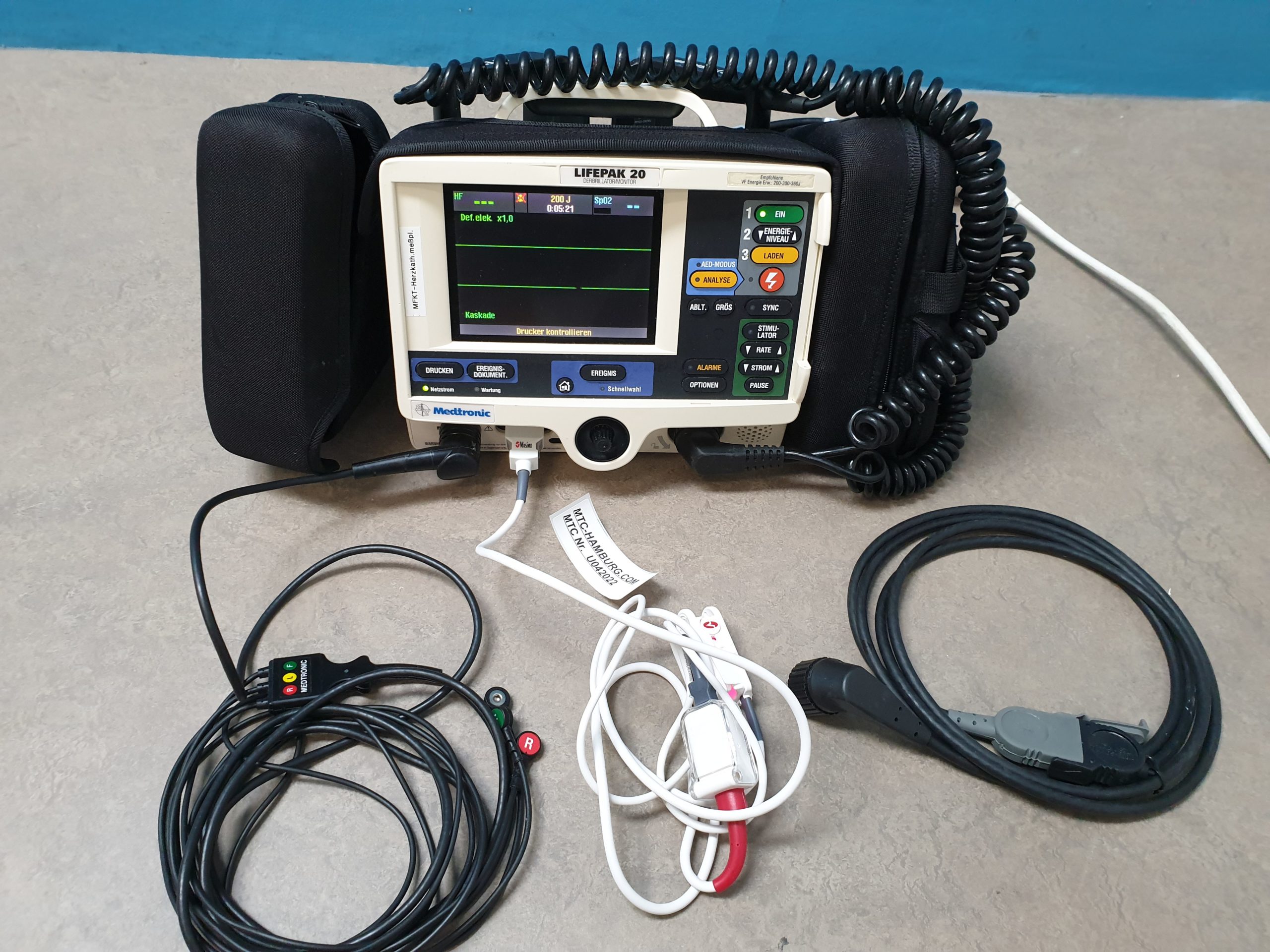 MEDTRONIC Lifepak 20 Defibrillator mit Zubehör — image 1 of 7