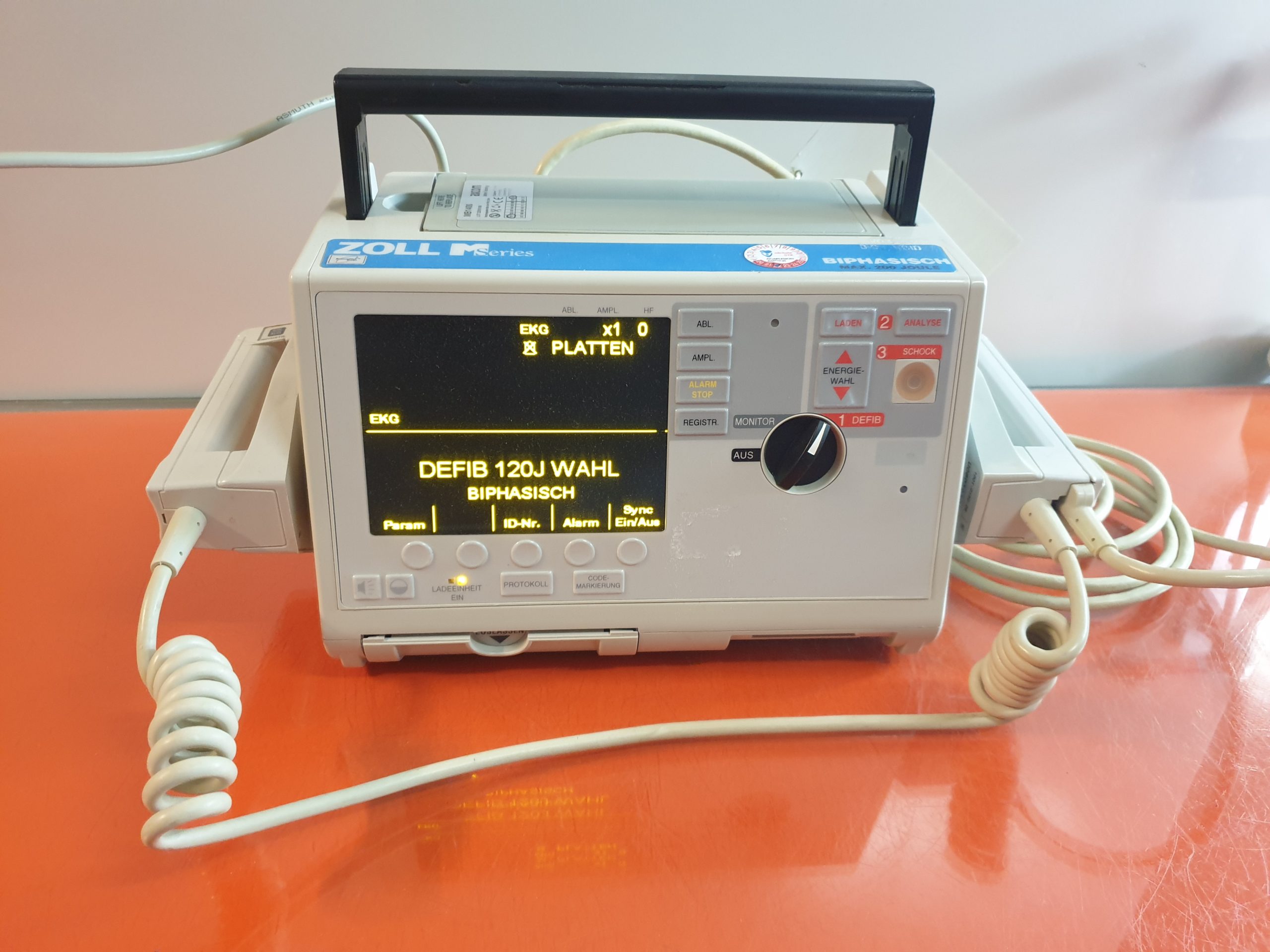 Zoll M Series Defibrillator Biphasisch mit EKG Ableitungskabel — image 1 of 11