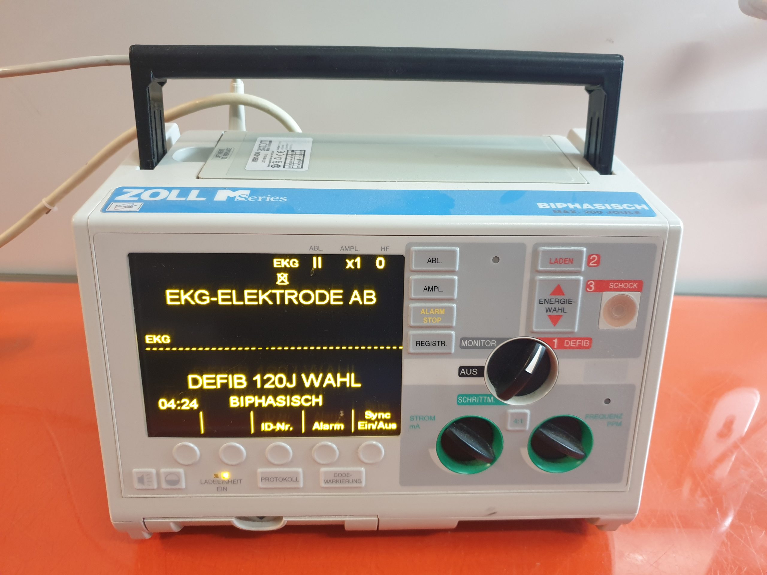 Zoll M Series Defibrillator Biphasisch mit EKG Ableitungskabel —- — image 1 of 9