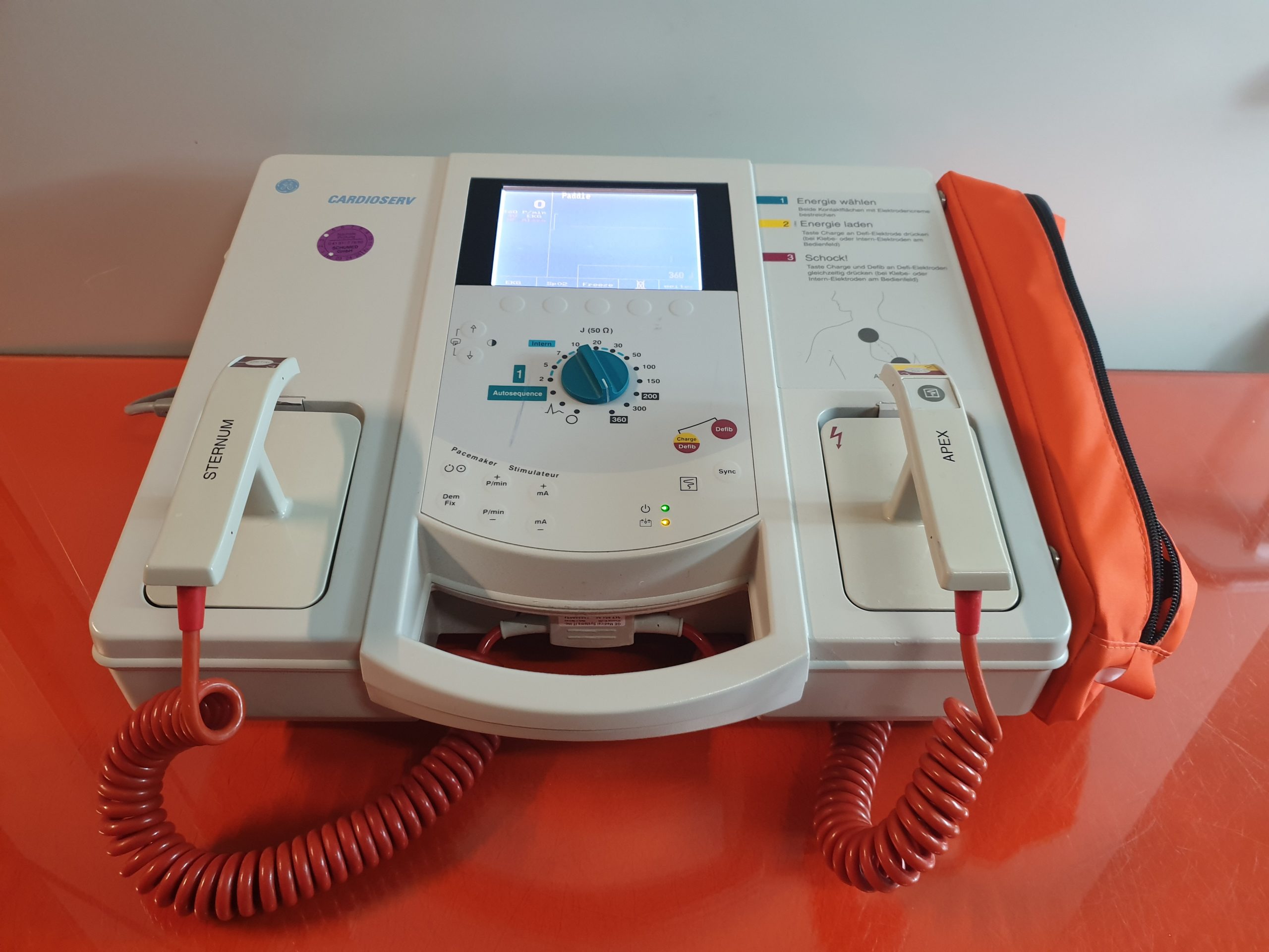 GE Hellige Cardioserv Defibrillator + EKG Ableitungskabel + SpO2 Fingersensor — image 1 of 17