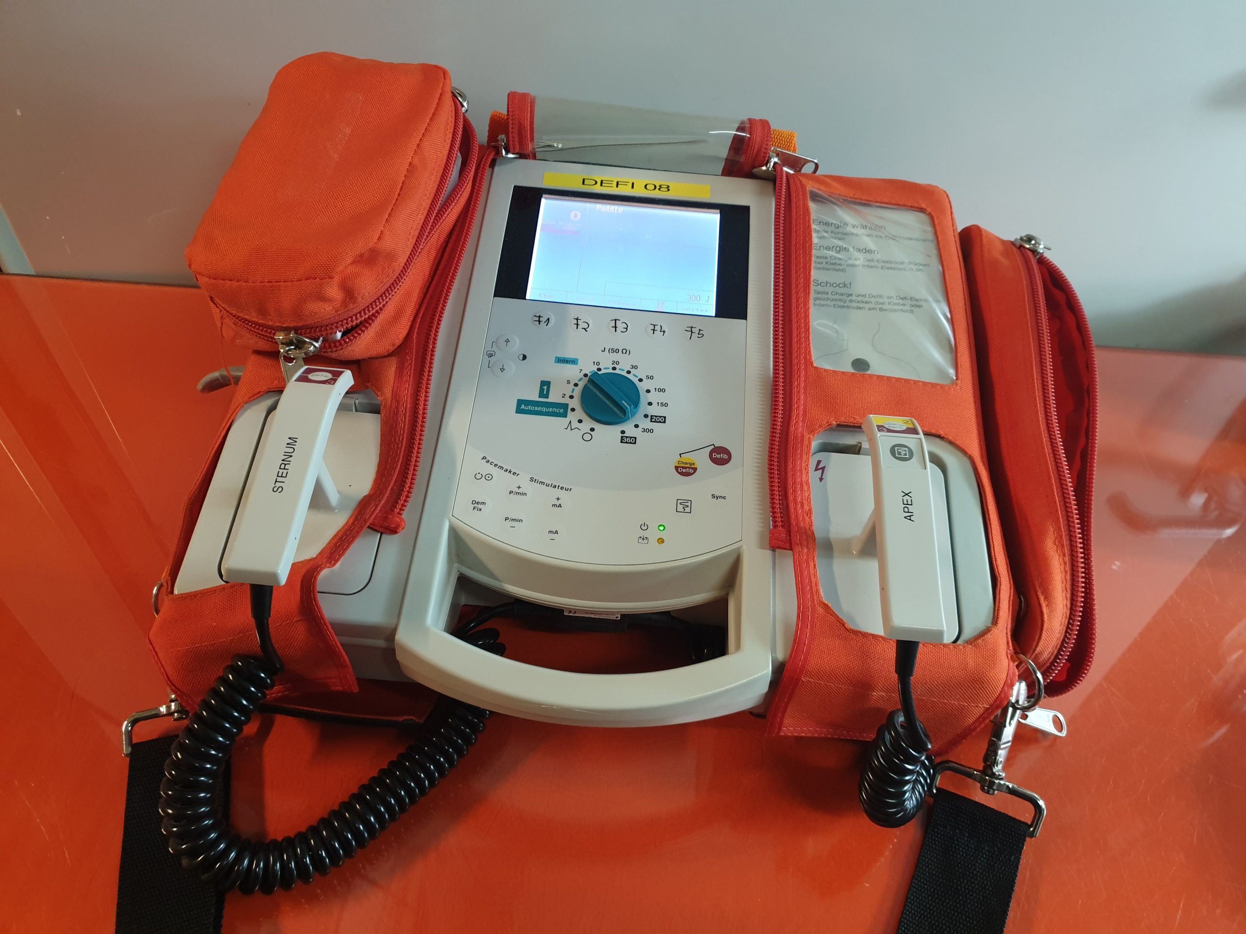 GE Hellige Cardioserv Defibrillator + EKG Ableitungskabel + SpO2 Fingersensor DOM 2013 — image 1 of 9