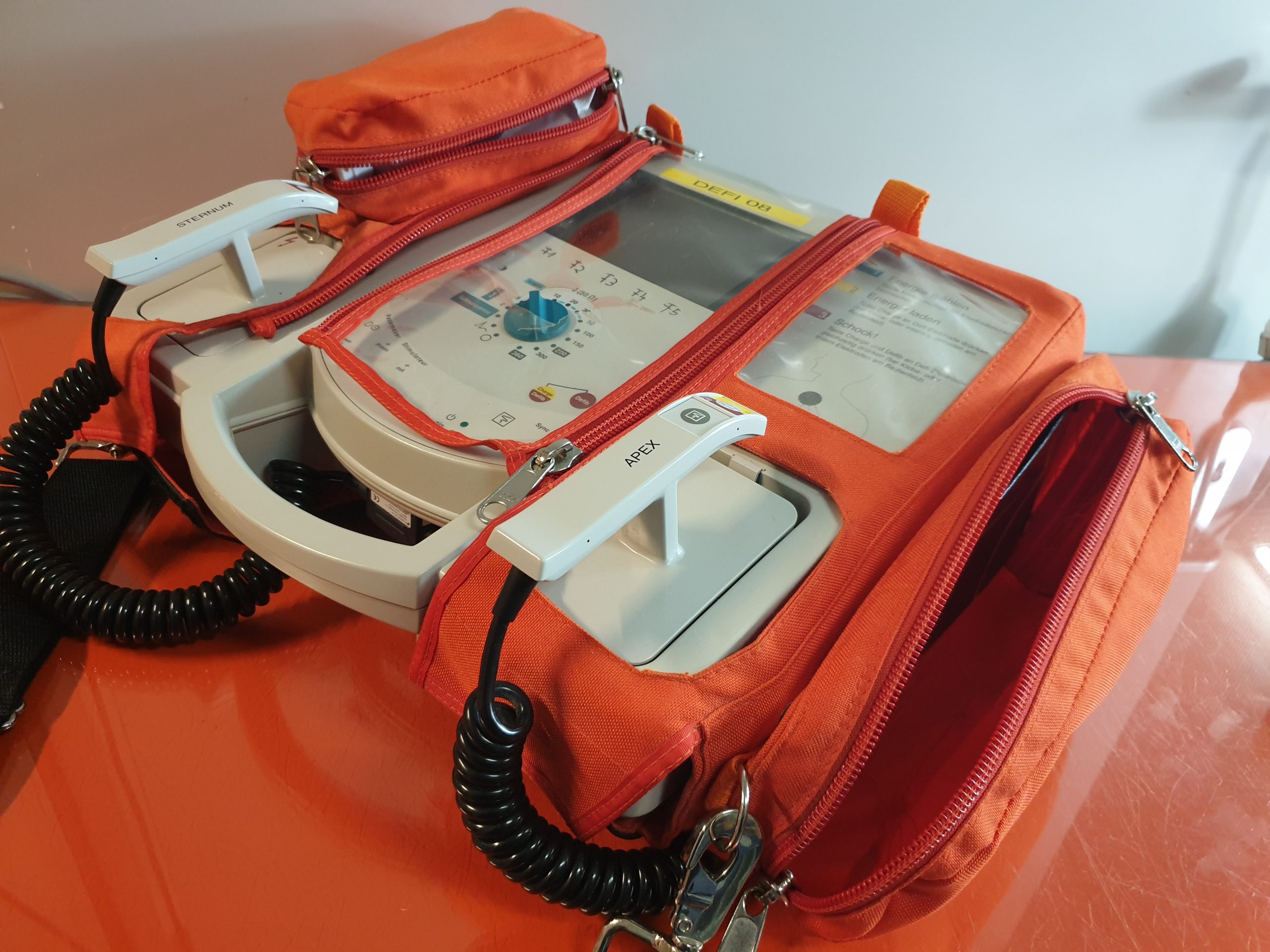 GE Hellige Cardioserv Defibrillator + EKG Ableitungskabel + SpO2 Fingersensor DOM 2013 thumbnail 3