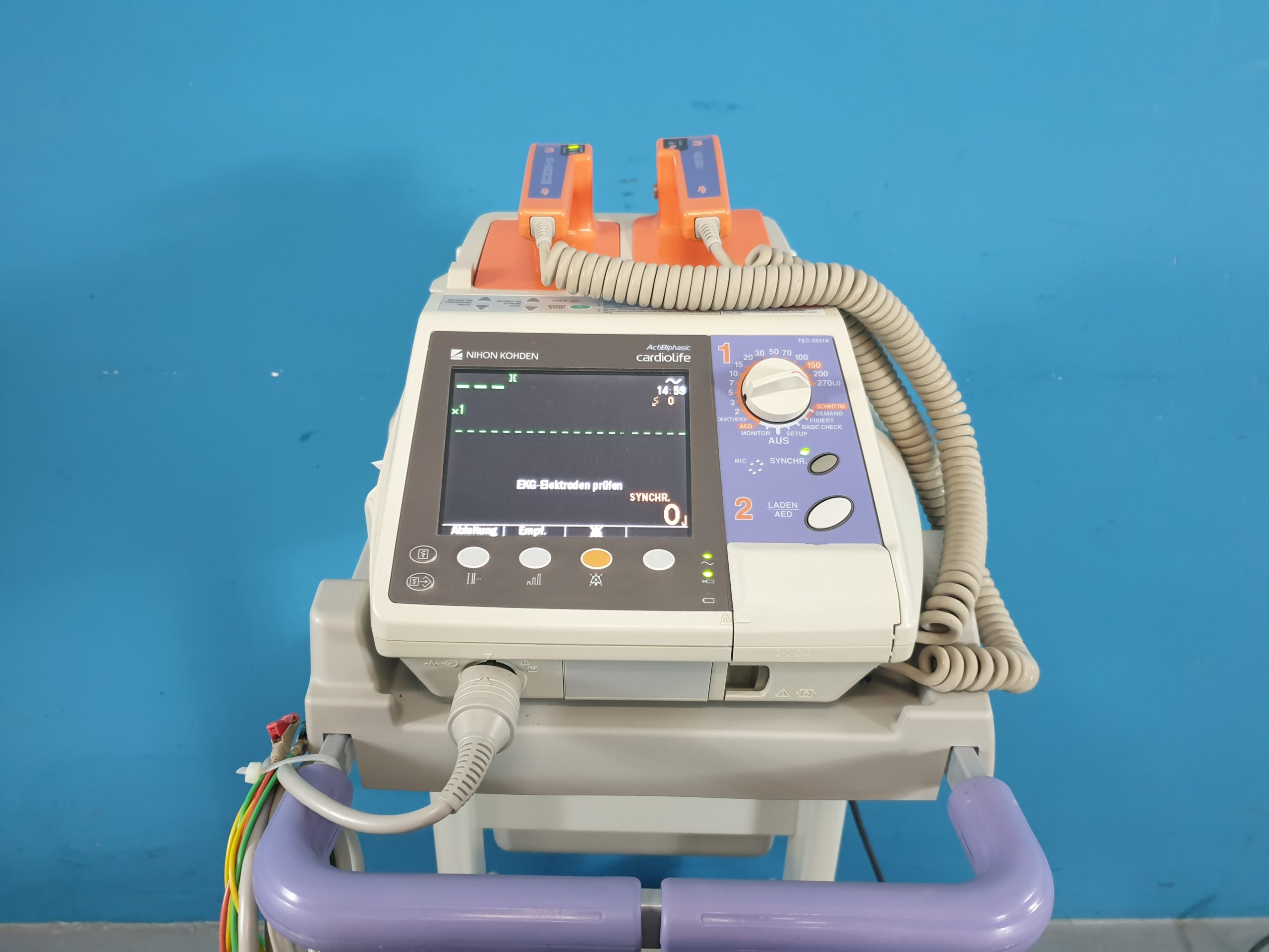 NIHON KOHDEN CARDIOLIFE ACTI BIPHASIC Defibrilator auf fahrbarem Gestell — image 1 of 5