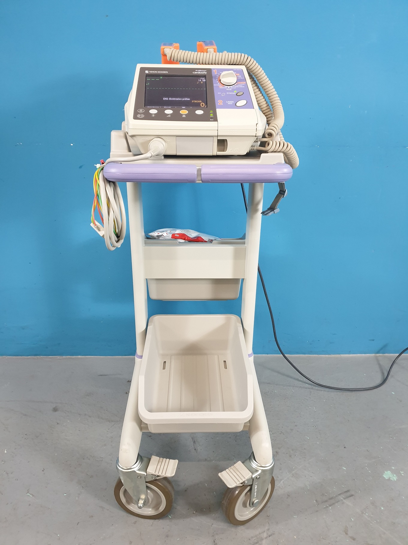 NIHON KOHDEN CARDIOLIFE ACTI BIPHASIC Defibrilator auf fahrbarem Gestell thumbnail 2
